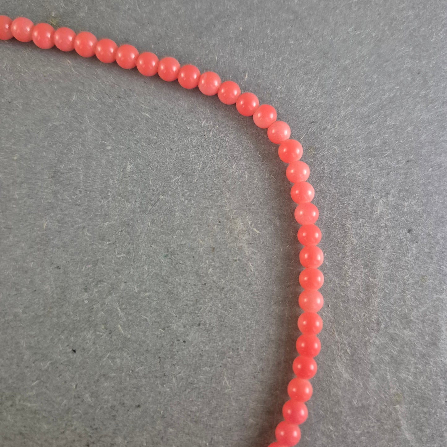 Klassische Damen Kette mit roten Perlen – Schlicht und elegant