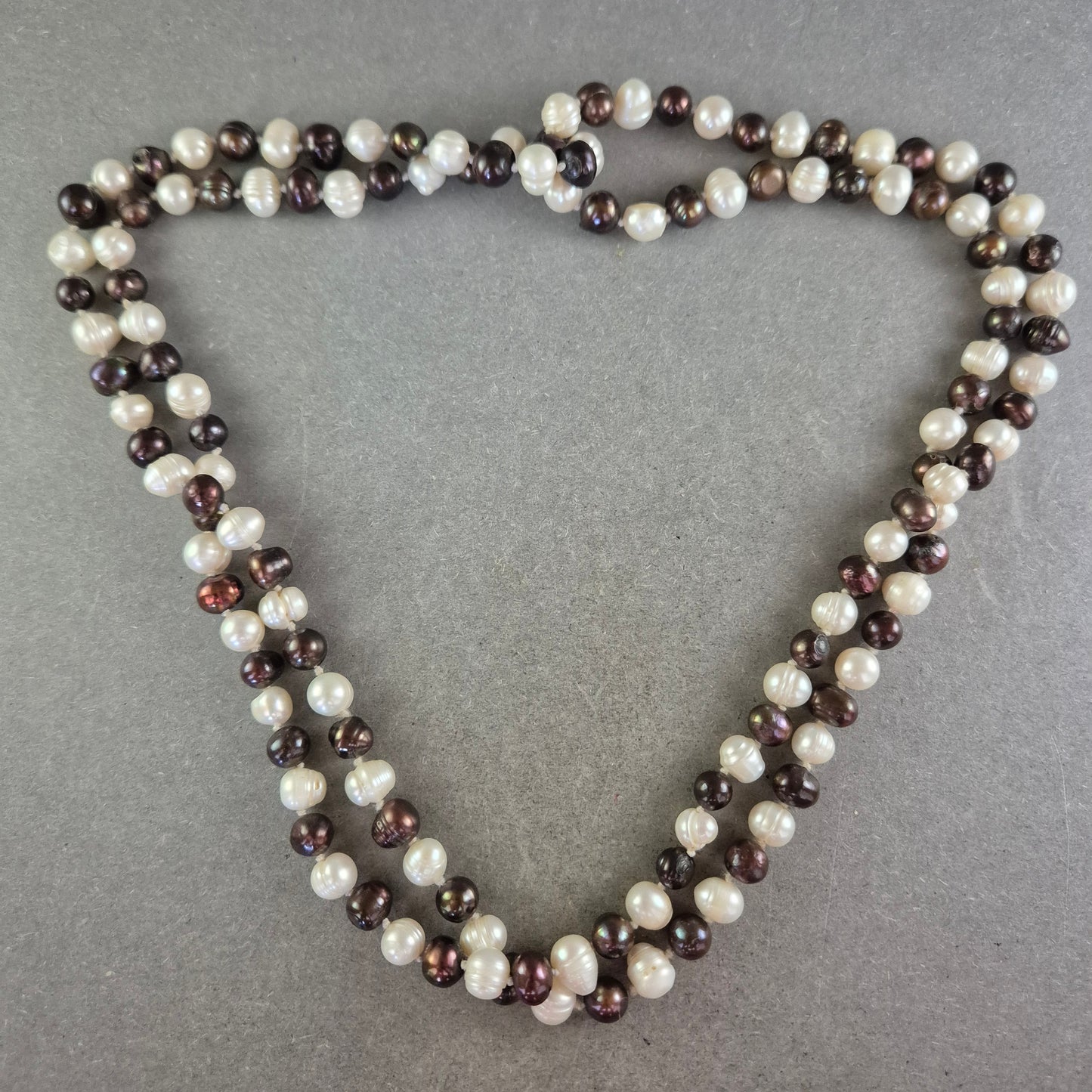 Damen Kette mit weißen und dunklen Perlen – Klassischer Kontrast