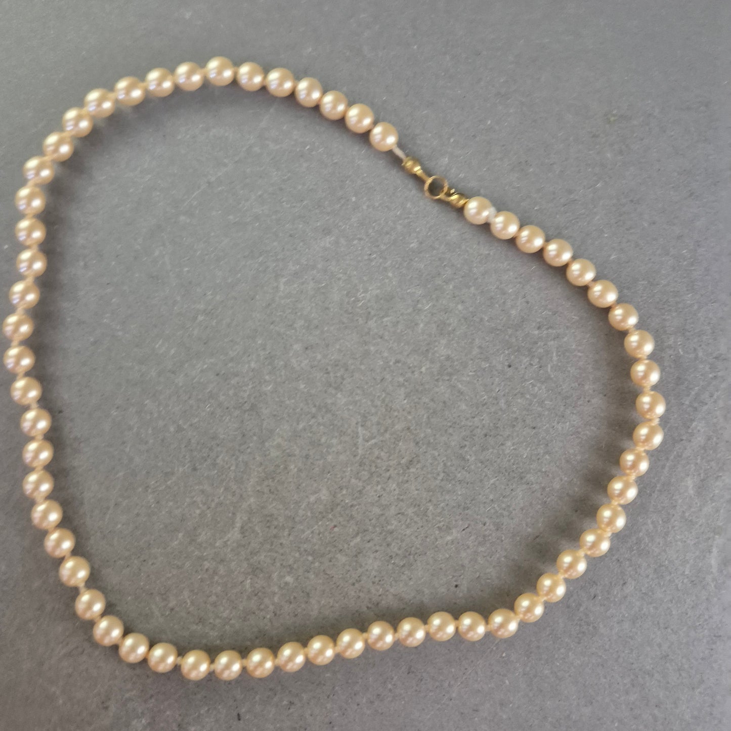 Klassische Damen Kette mit cremefarbenen Perlen – Zeitlose Eleganz