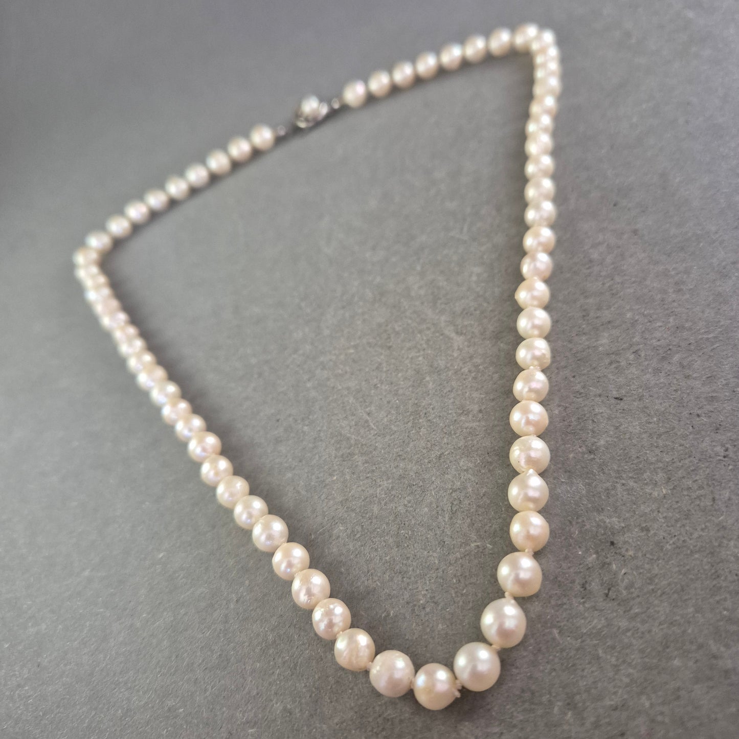 Elegante Damen Perlenkette mit Silberverschluss – Klassische Schönheit