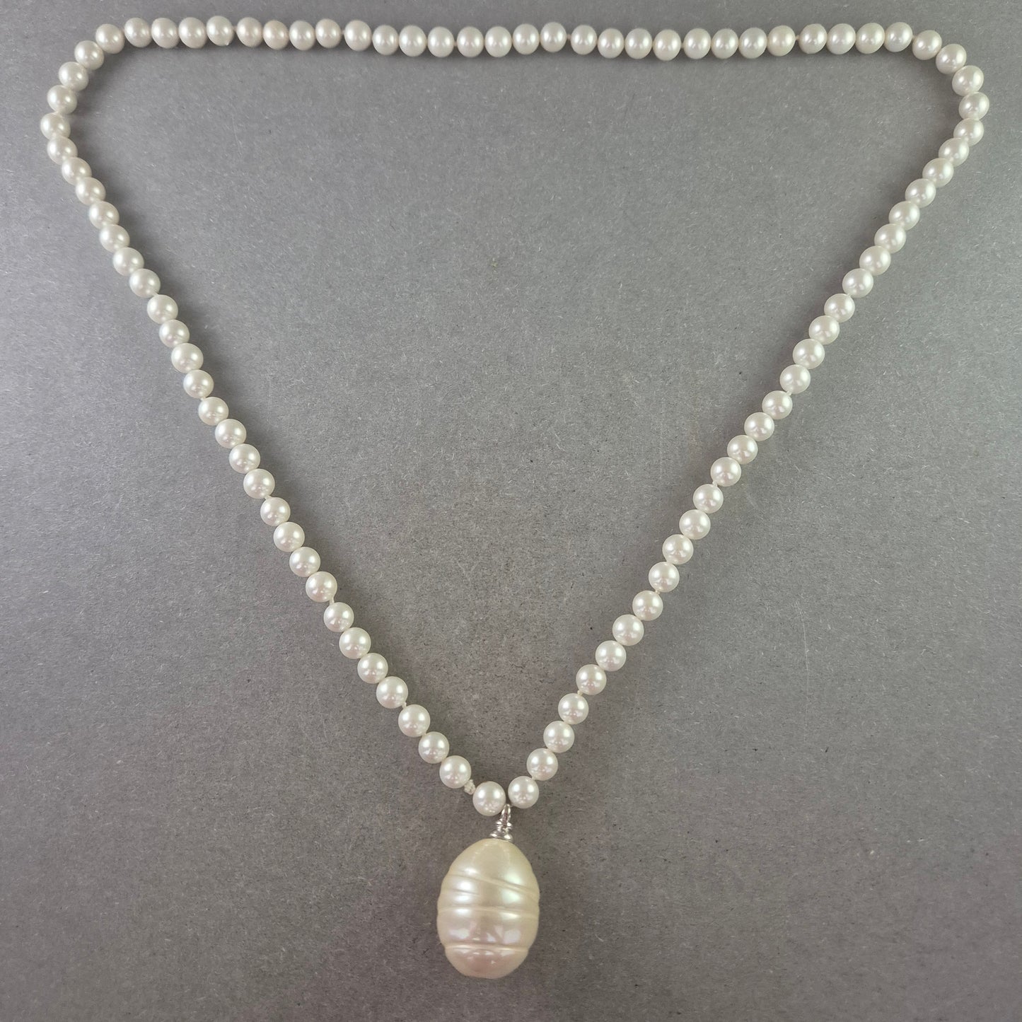 Damen Perlenkette mit großem Anhänger – Elegant und klassisch