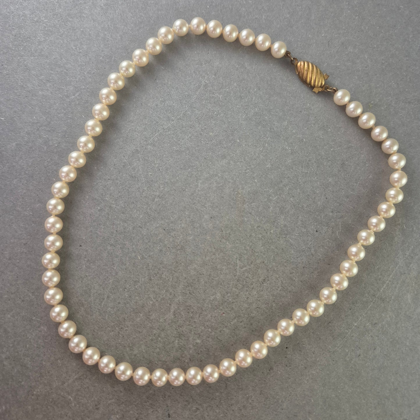 Damen Kette mit weißen Perlen – Klassisch und elegant
