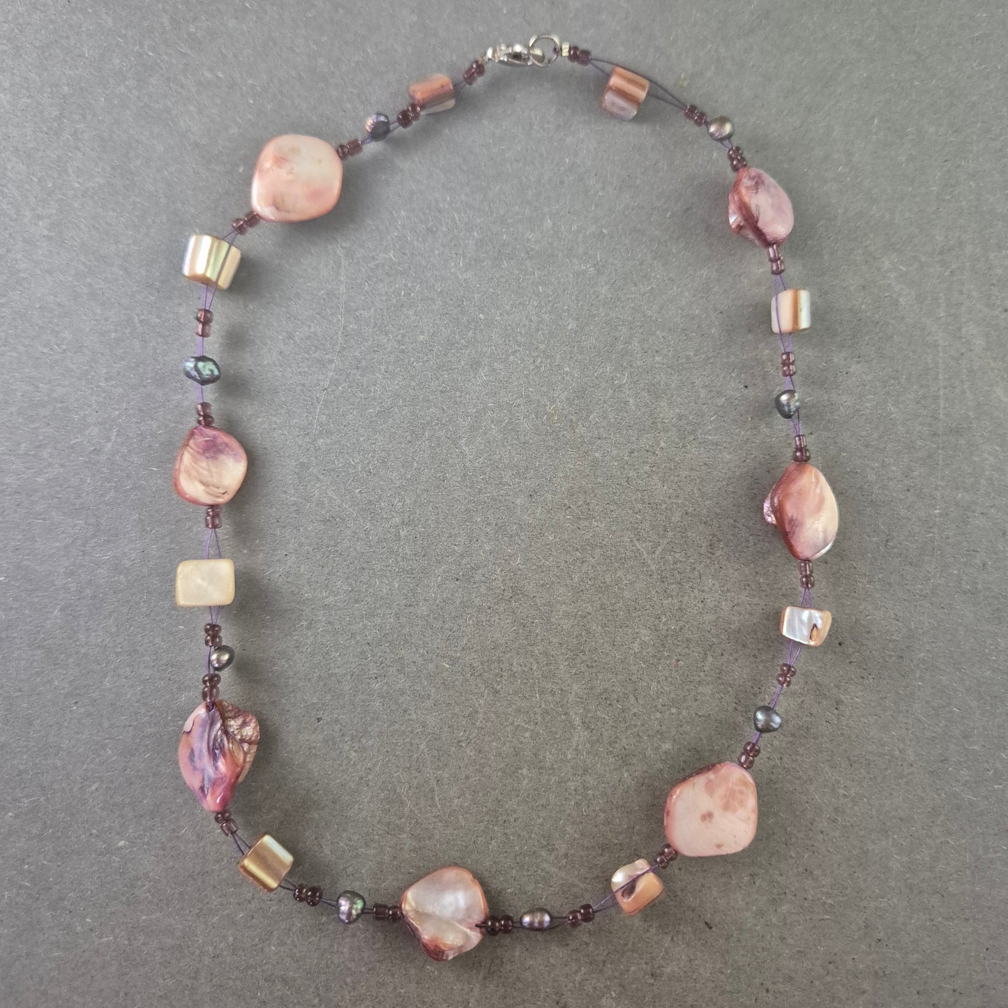 Bunte Damen Halskette mit Natursteinen und Perlen – Handgefertigt
