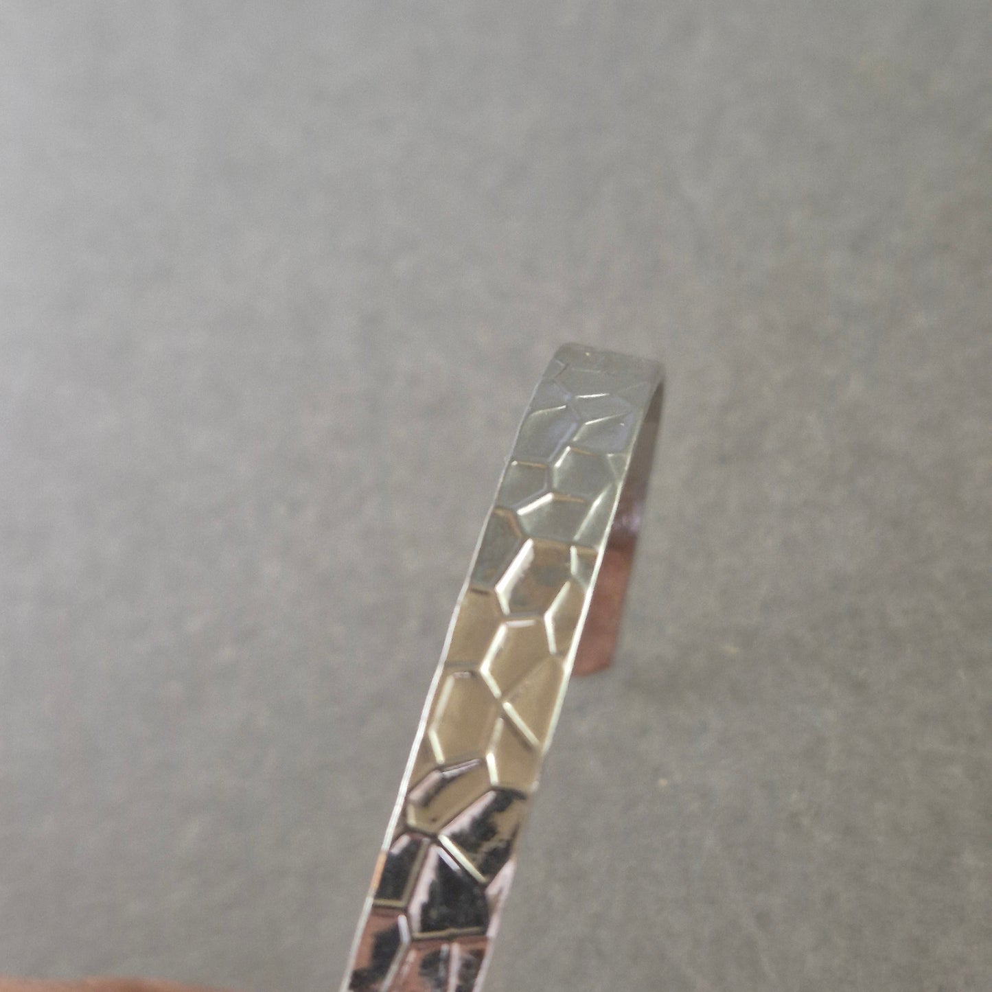 Schlichter Damen Armreif aus Edelstahl – Hammerschlag Optik