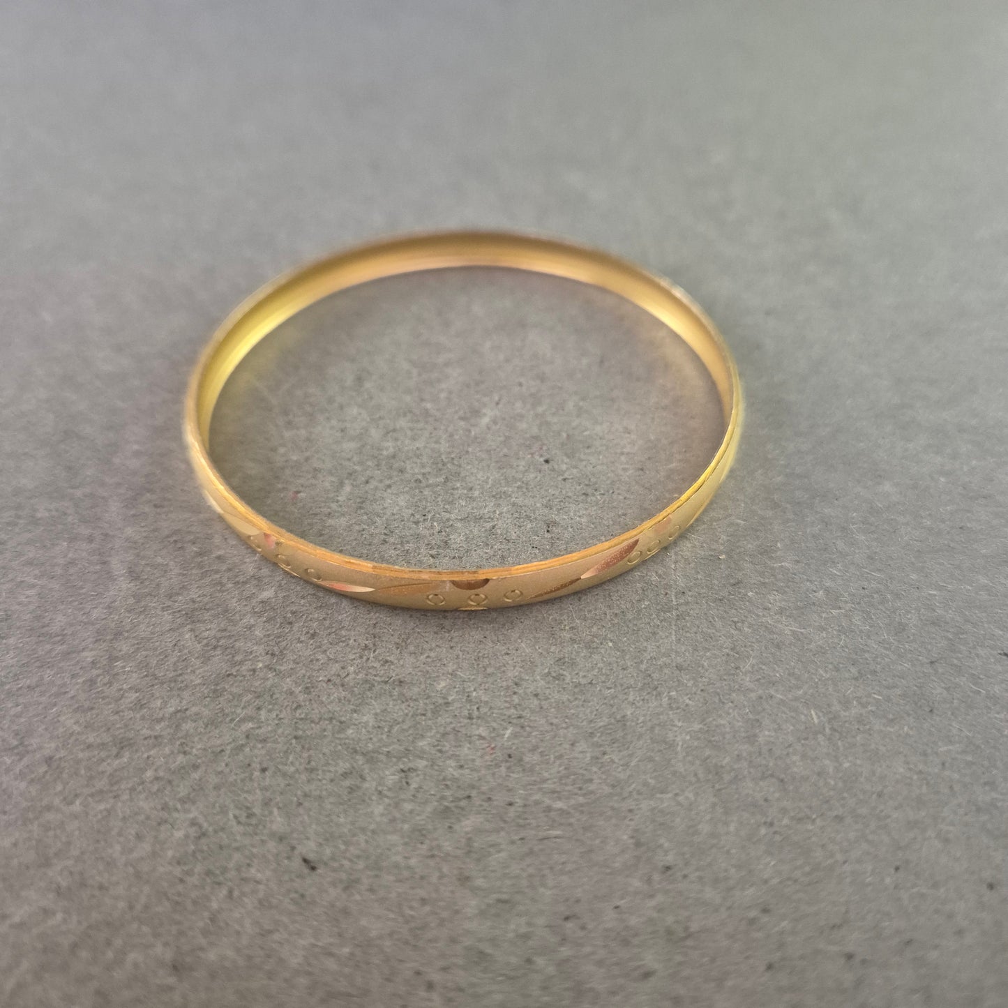 Damen Armreif goldfarben – Zarte Gravur mit floralem Muster