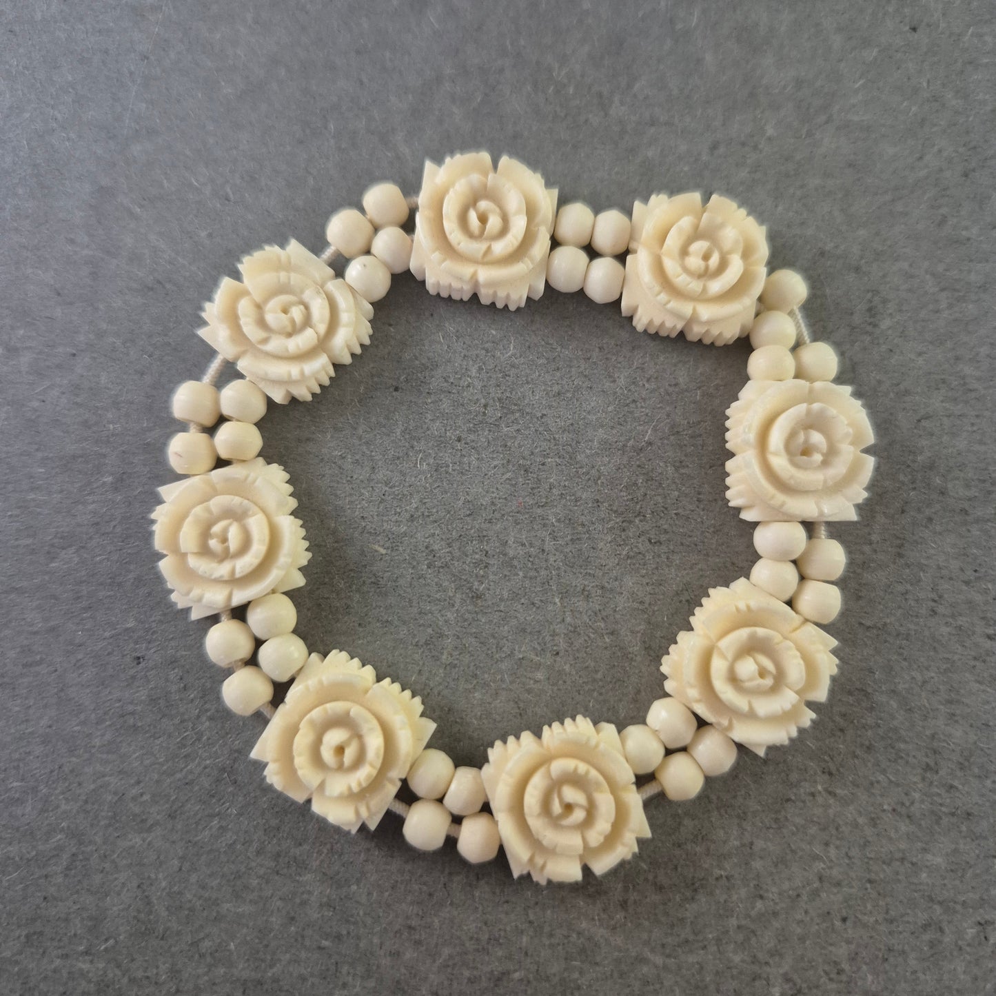 Elastisches Armband mit Rosenmotiv – Cremefarbenes Vintage-Design