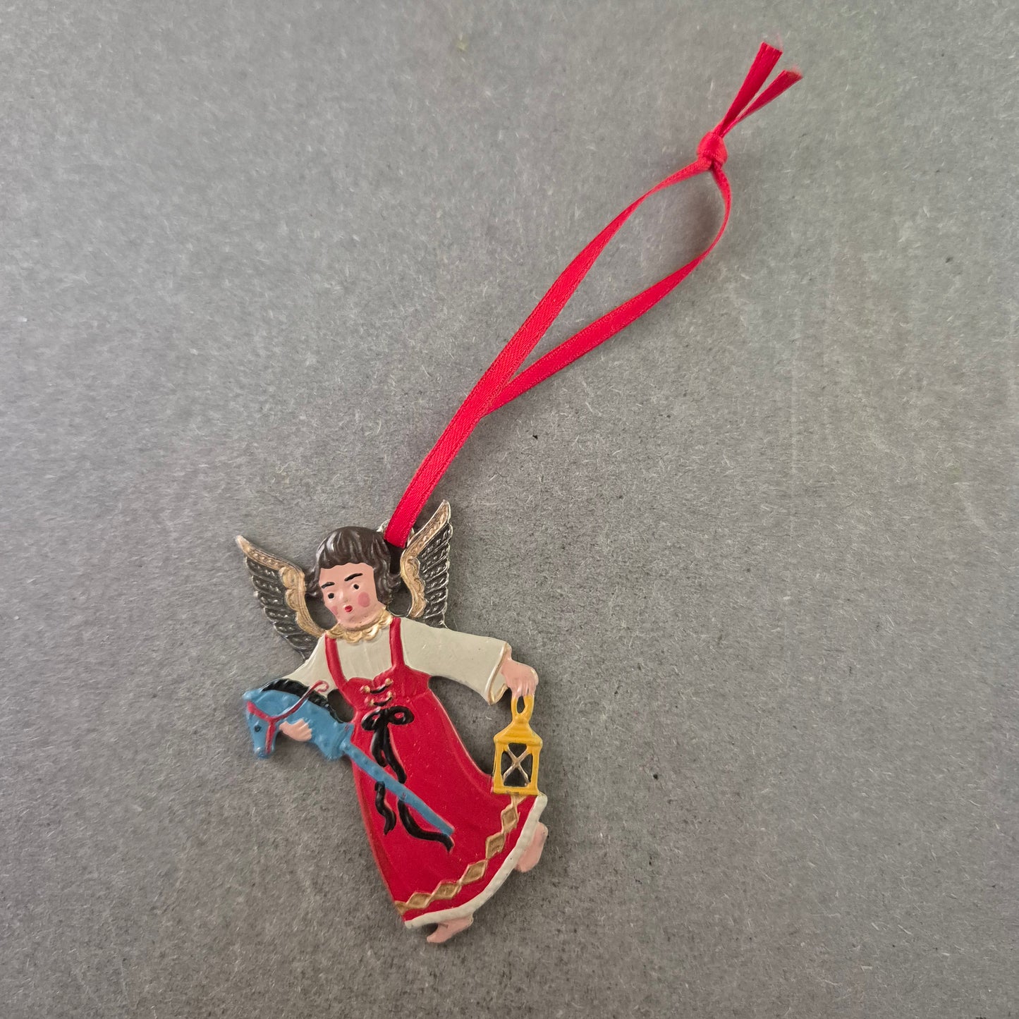 Weihnachts Anhänger Engel – Handbemaltes Dekor mit rotem Band