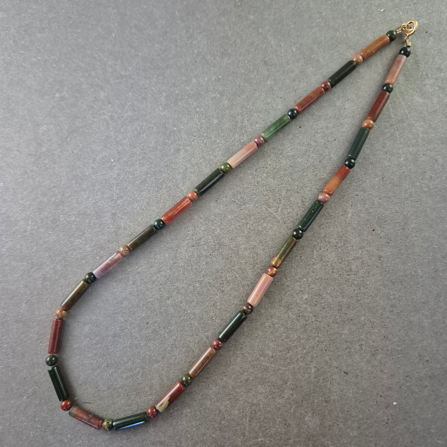 Damen Kette – Edelstein Halskette in Grün- und Rottönen