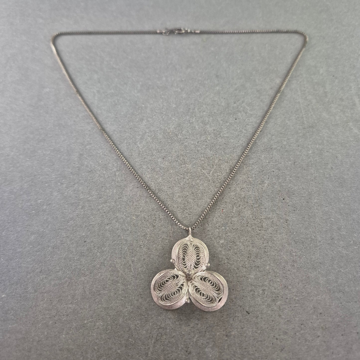 Damen Kette – Silberfarbene Kette mit filigranem Anhänger