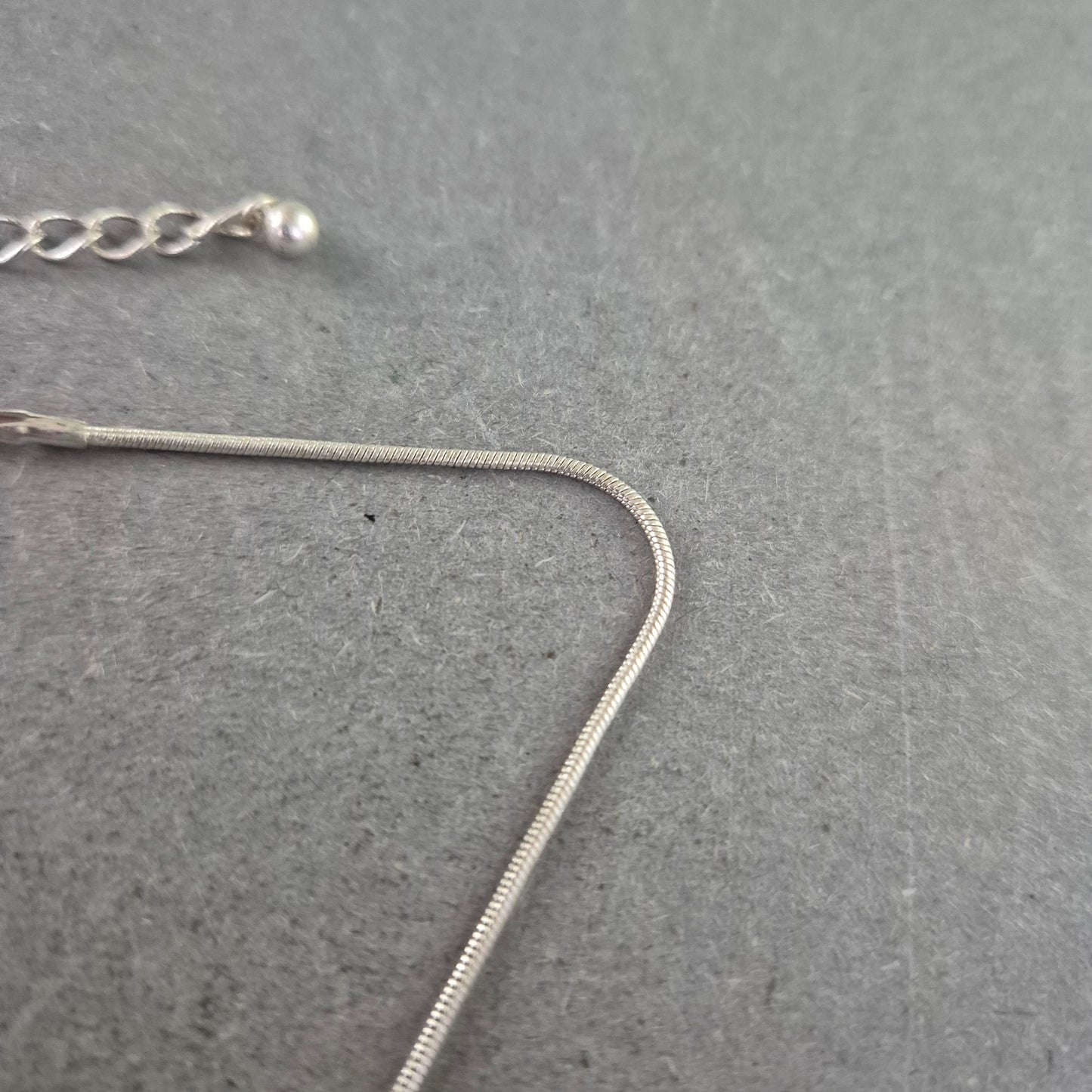 Damen Kette – Silberfarbene Schlangenkette mit modernem Anhänger