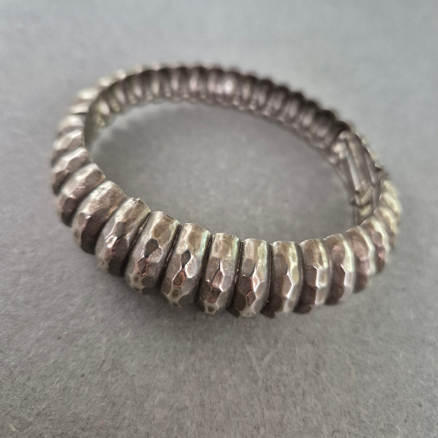 Damen Armreif – Silberfarbener Vintage Armreif mit Hammerschlag-Optik