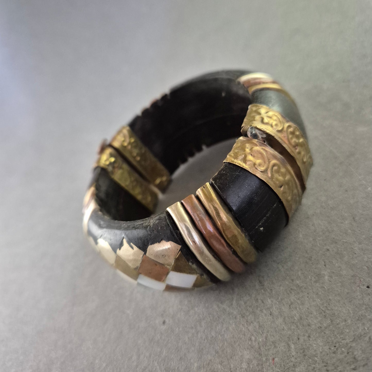 Vintage Armreif – Handgefertigter Armreif mit Messing- und Perlmutt-Details