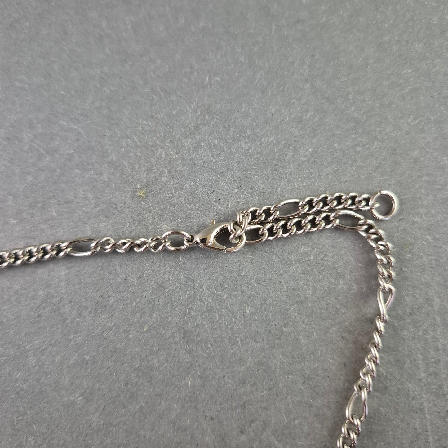 Silberne Damen Kette mit antiken Gesichtsanhängern – Kunstvoller Vintage Look