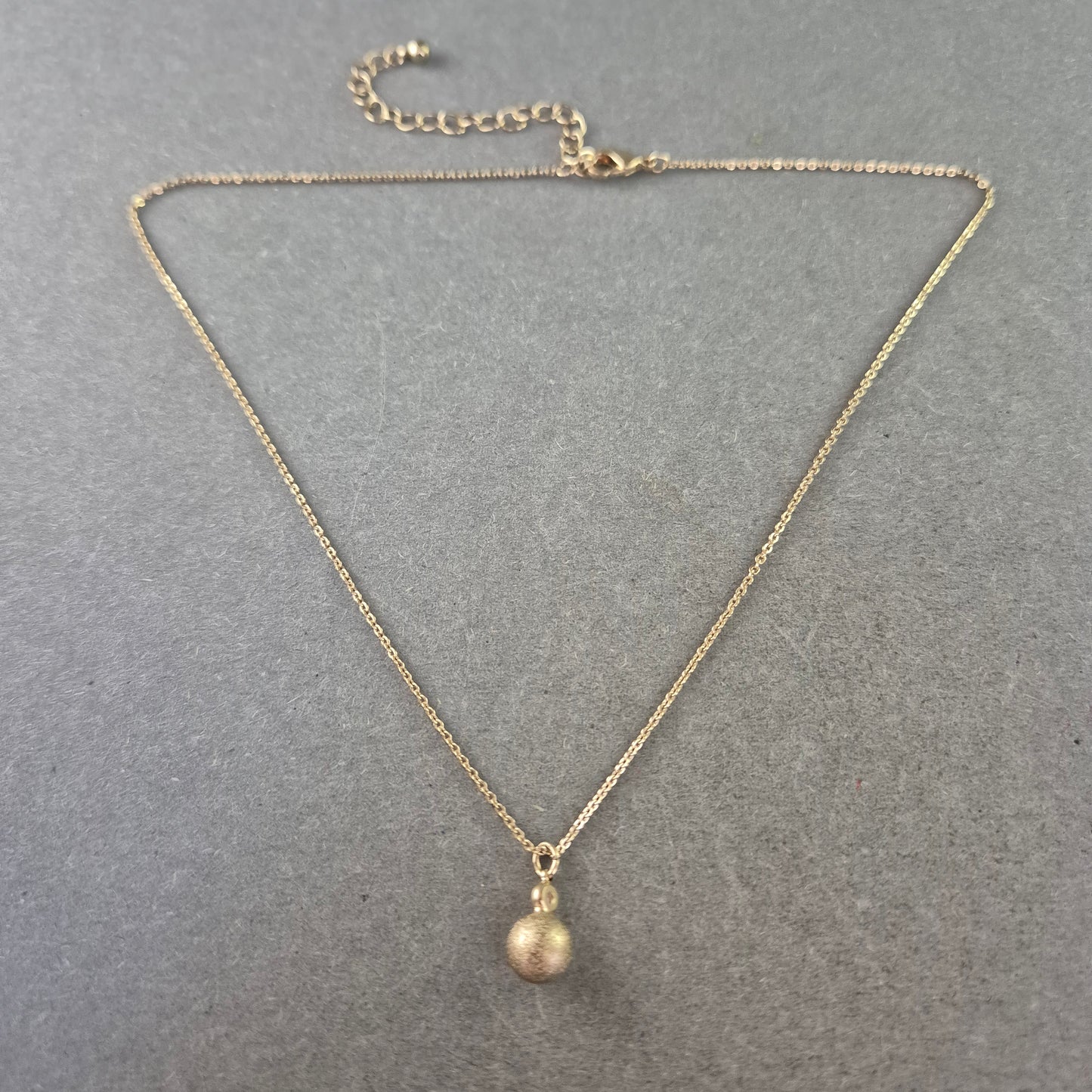 Zarte Kette mit mattem Kugelanhänger – Schlicht & Modern
