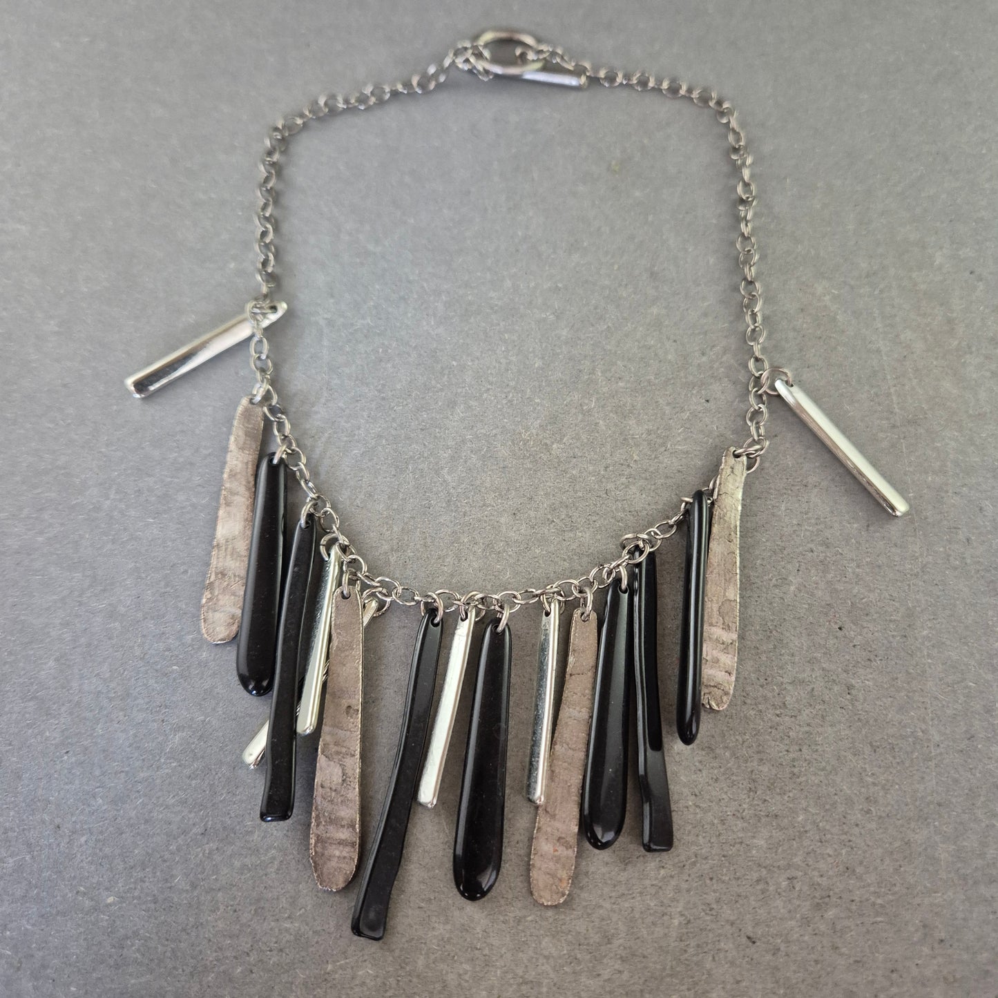 Statement Kette mit Anhängern in Schwarz und Silber – Modern & Ausdrucksstark