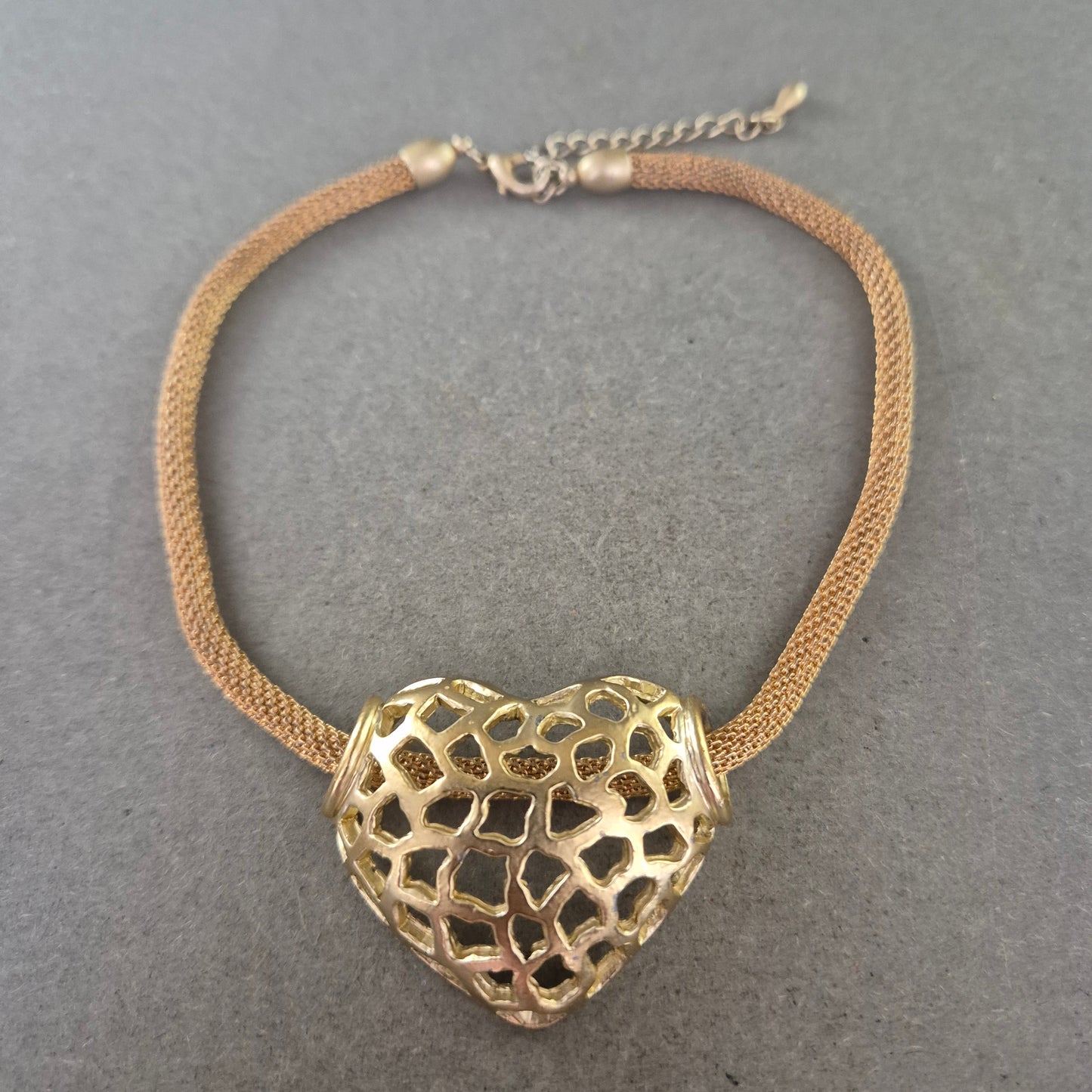 Modisches Armband mit Herz Anhänger – Goldfarbener Look