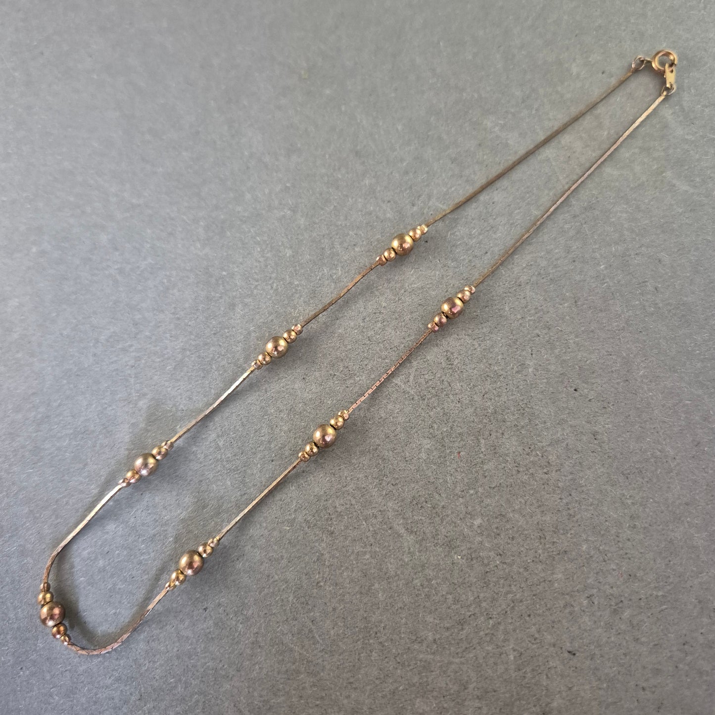 Feine Halskette mit goldfarbenen Perlen