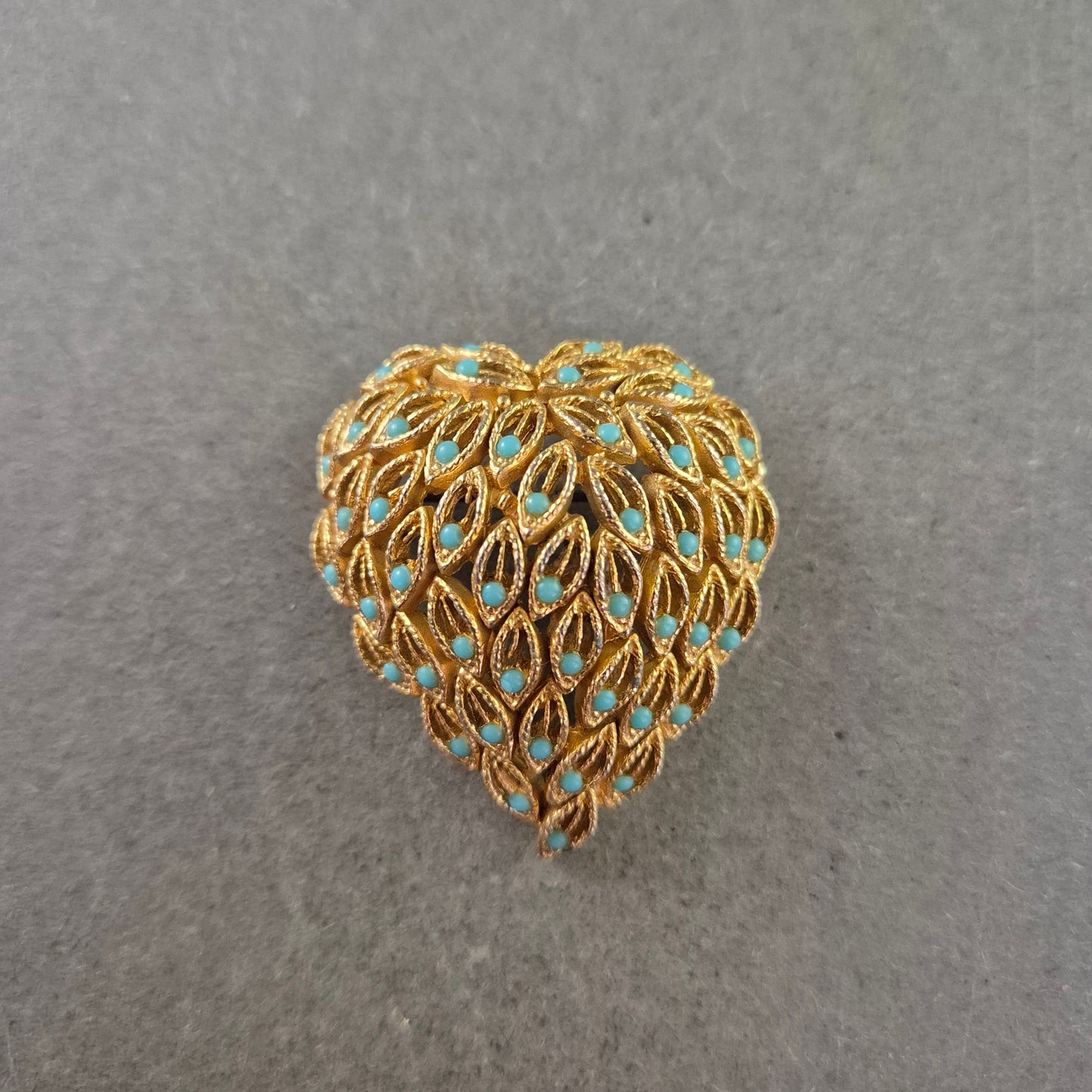 Elegante goldene Brosche mit türkisfarbenen Akzenten – Blattdesign