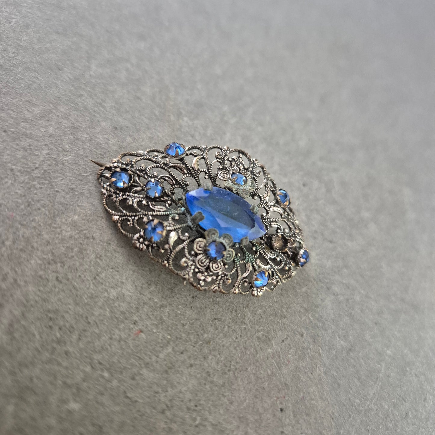 Antike Brosche im Filigran-Design mit blauen Schmucksteinen