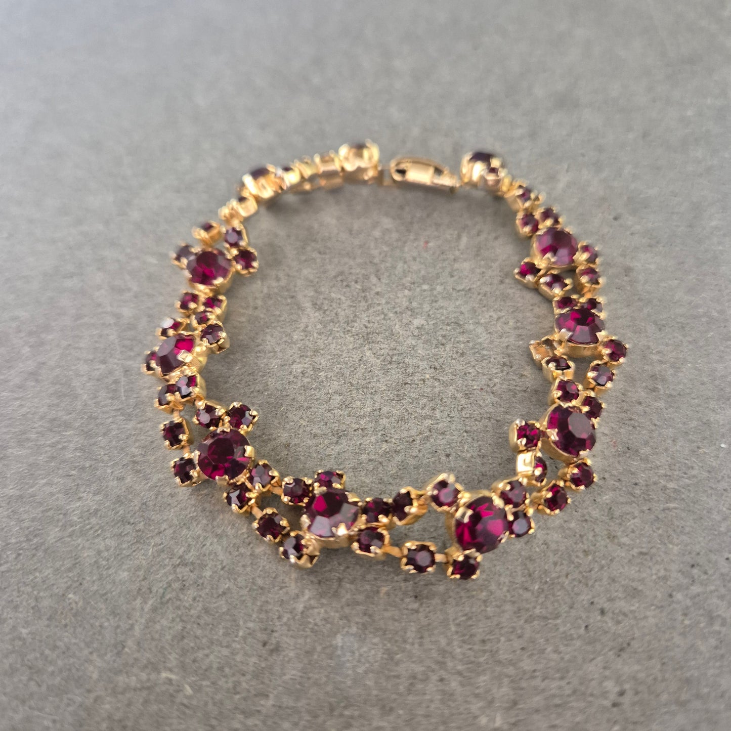 Vintage Armband mit roten Steinen – Elegantes Blumen Design