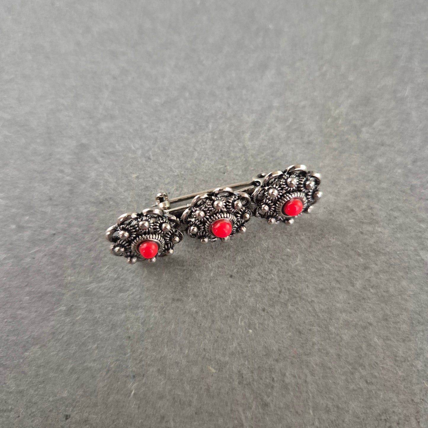 Vintage Brosche mit roten Steinen – Florales Design