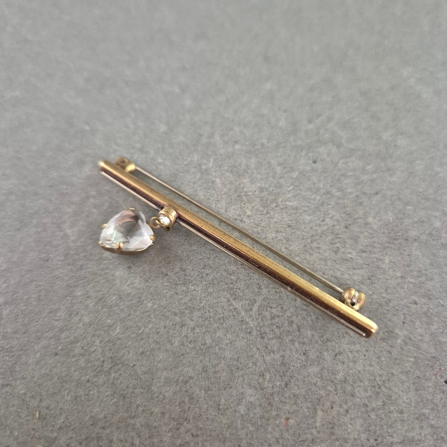 Vintage Brosche mit Herz Anhänger – Schlicht und Edel