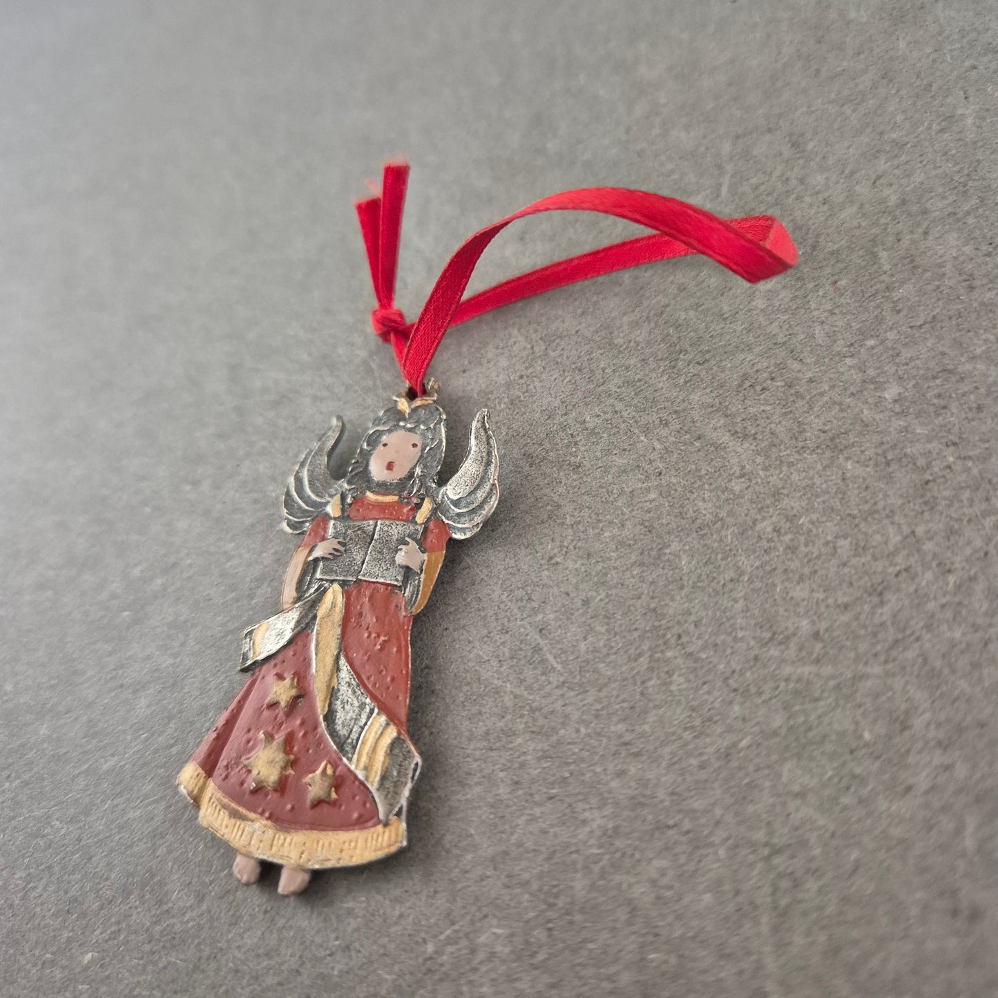 Vintage Anhänger Engel – Handbemalt mit rotem Band