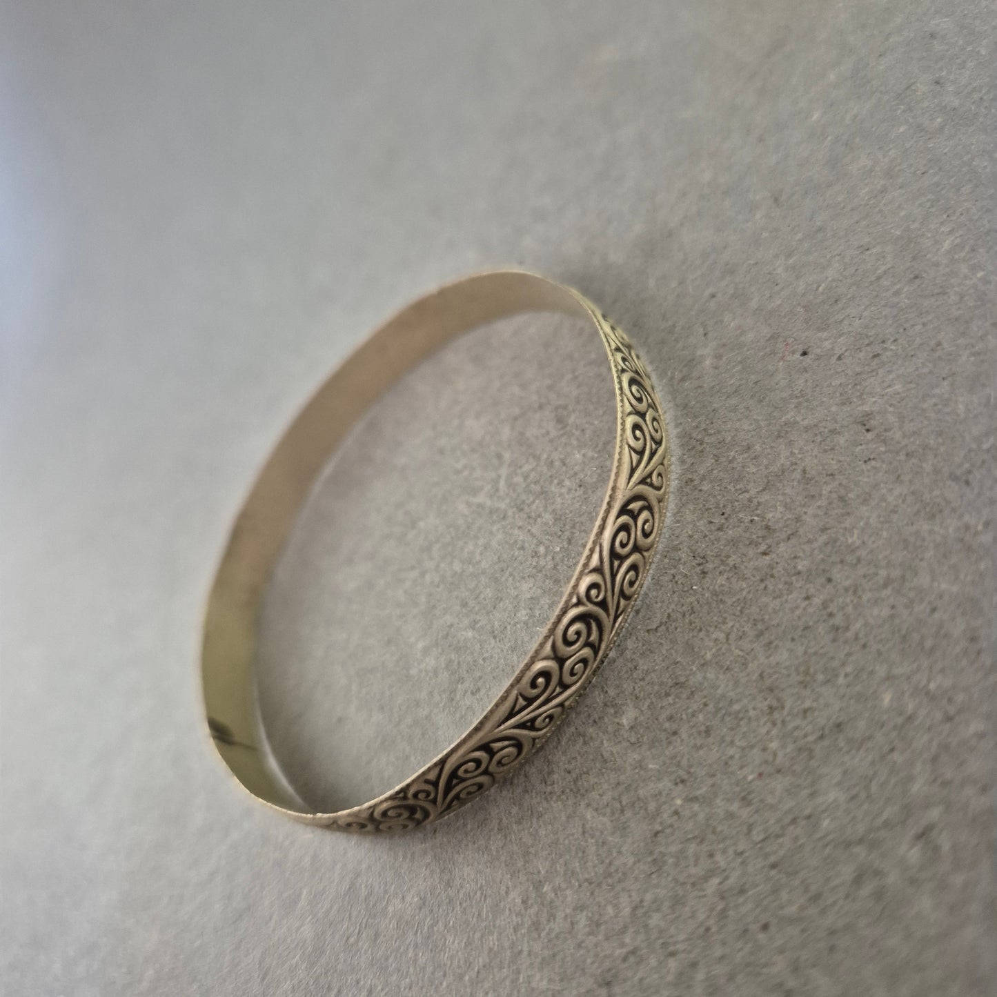 Vintage Armreif mit Ornament Muster – Klassisch und Zeitlos