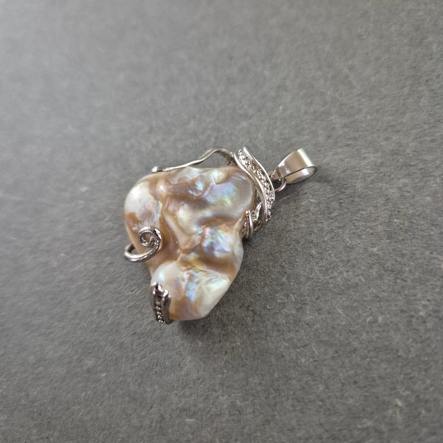 Eleganter Perlen Anhänger – Naturform mit Silberfassung