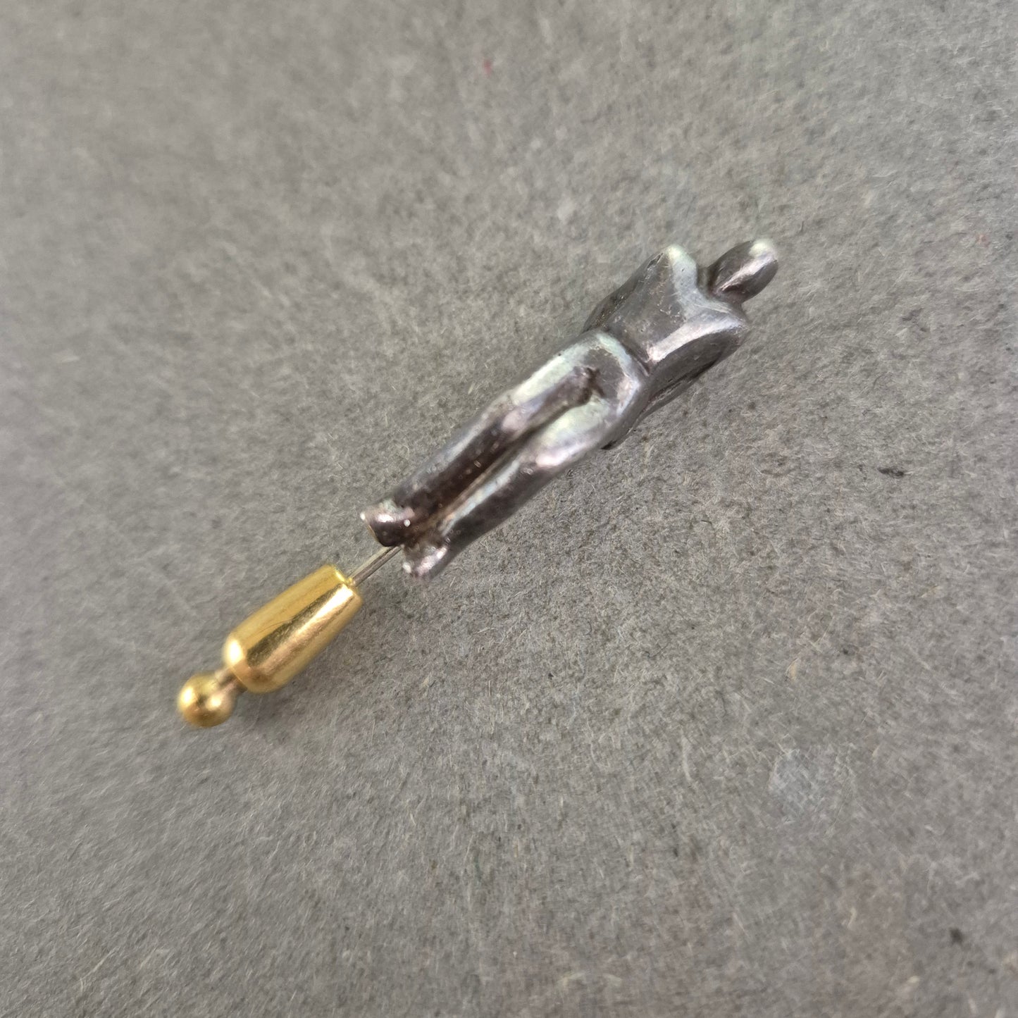 Vintage Anstecknadel Figur – Abstrakter Körper aus Metall