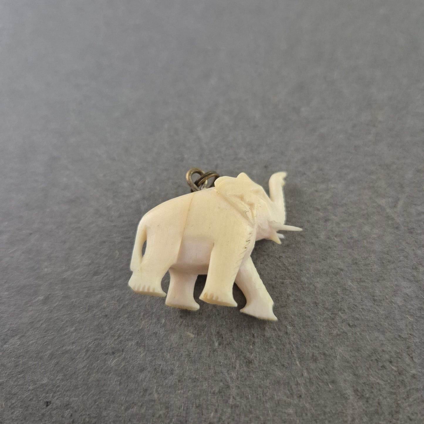 Vintage Anhänger Elefant – Handgeschnitzt aus Bein