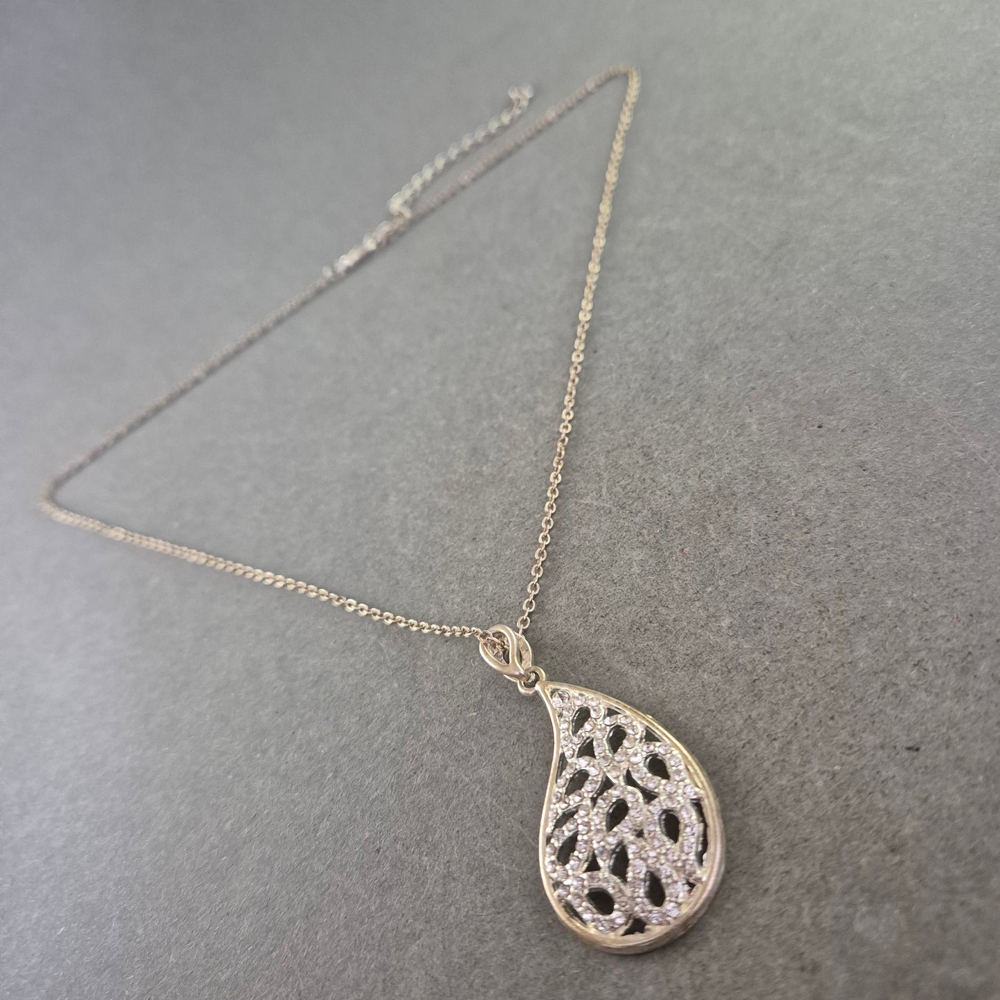 Elegante Halskette mit Tropfen Anhänger – Filigranes Ornamentdesign