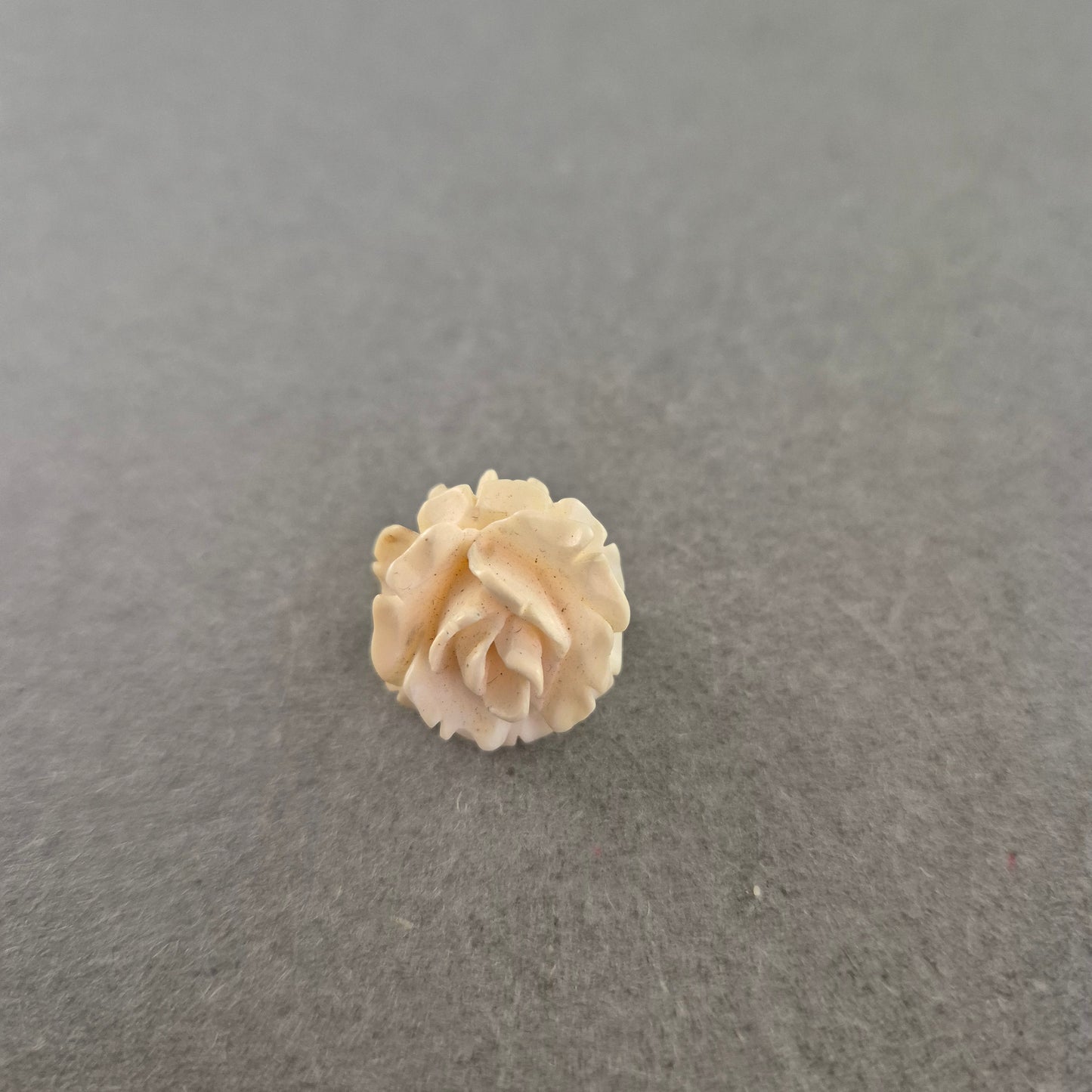 Vintage Brosche mit Blütenmotiv – Handgeschnitzt