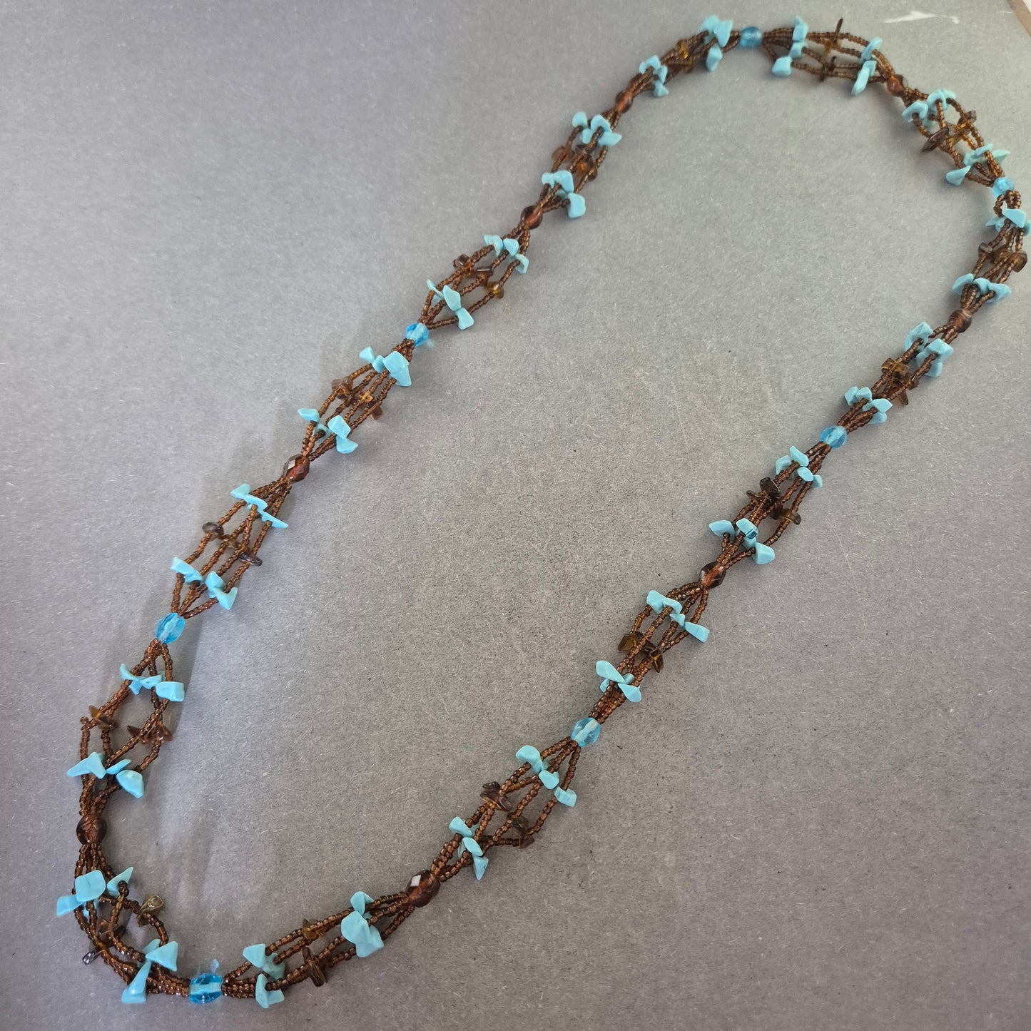 Handgefertigte Halskette – Braune Perlen mit Türkissteinen