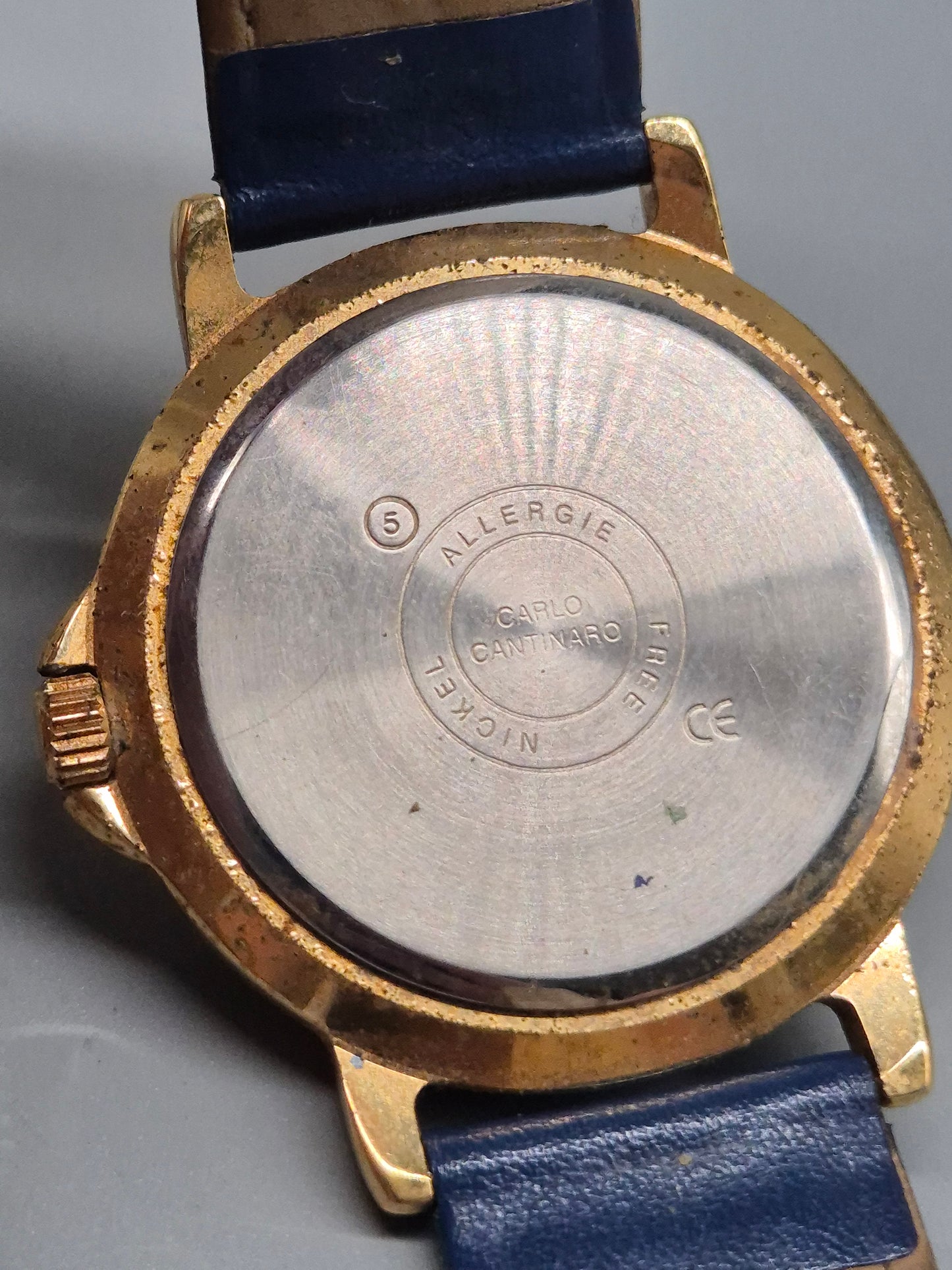 Carlo Cantinaro Herren Uhr – Goldton mit blauer Lünette und Lederband