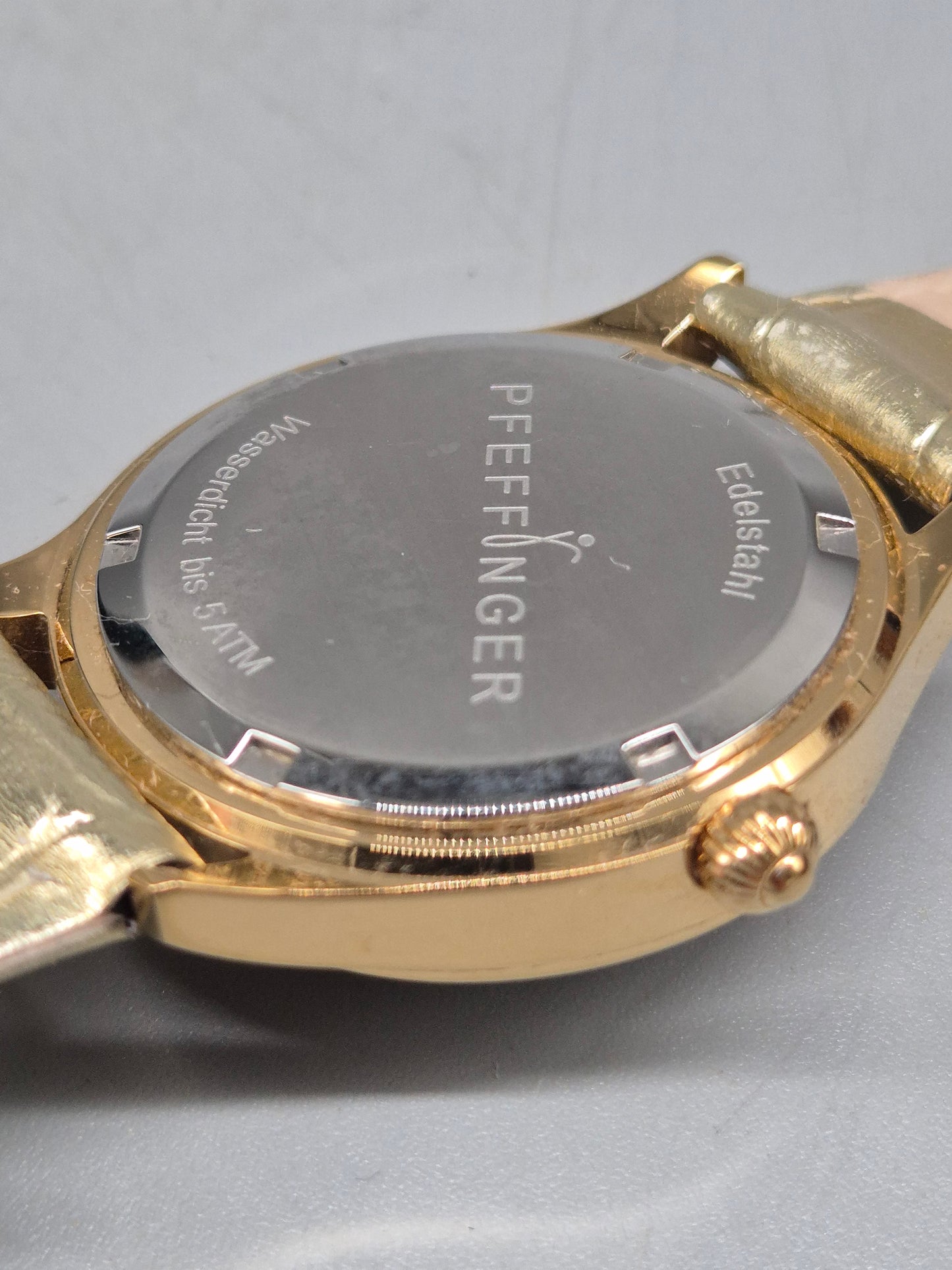 Elegante Pfeffinger Damen Uhr – Goldfarbene Akzente mit Strassbesatz