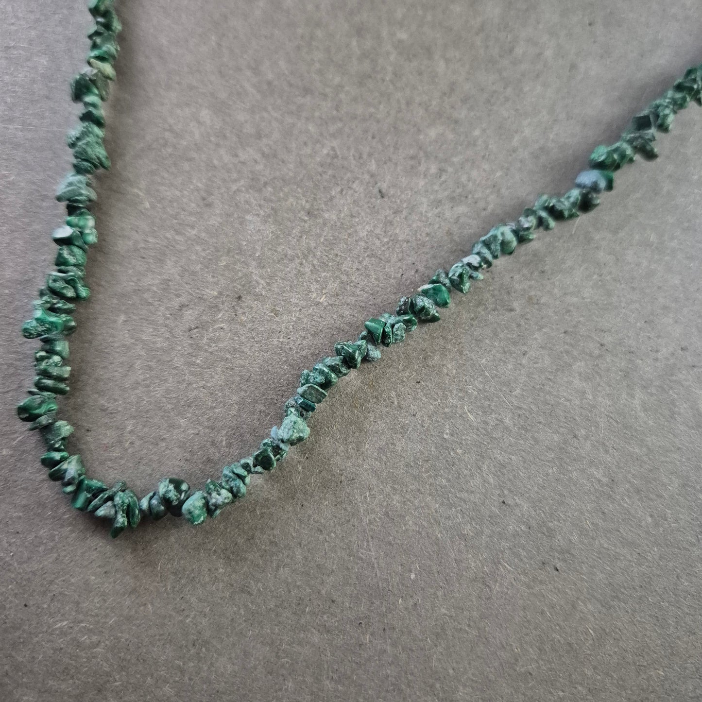 Lange Halskette aus grünen Naturstein-Chips – Vintage Look
