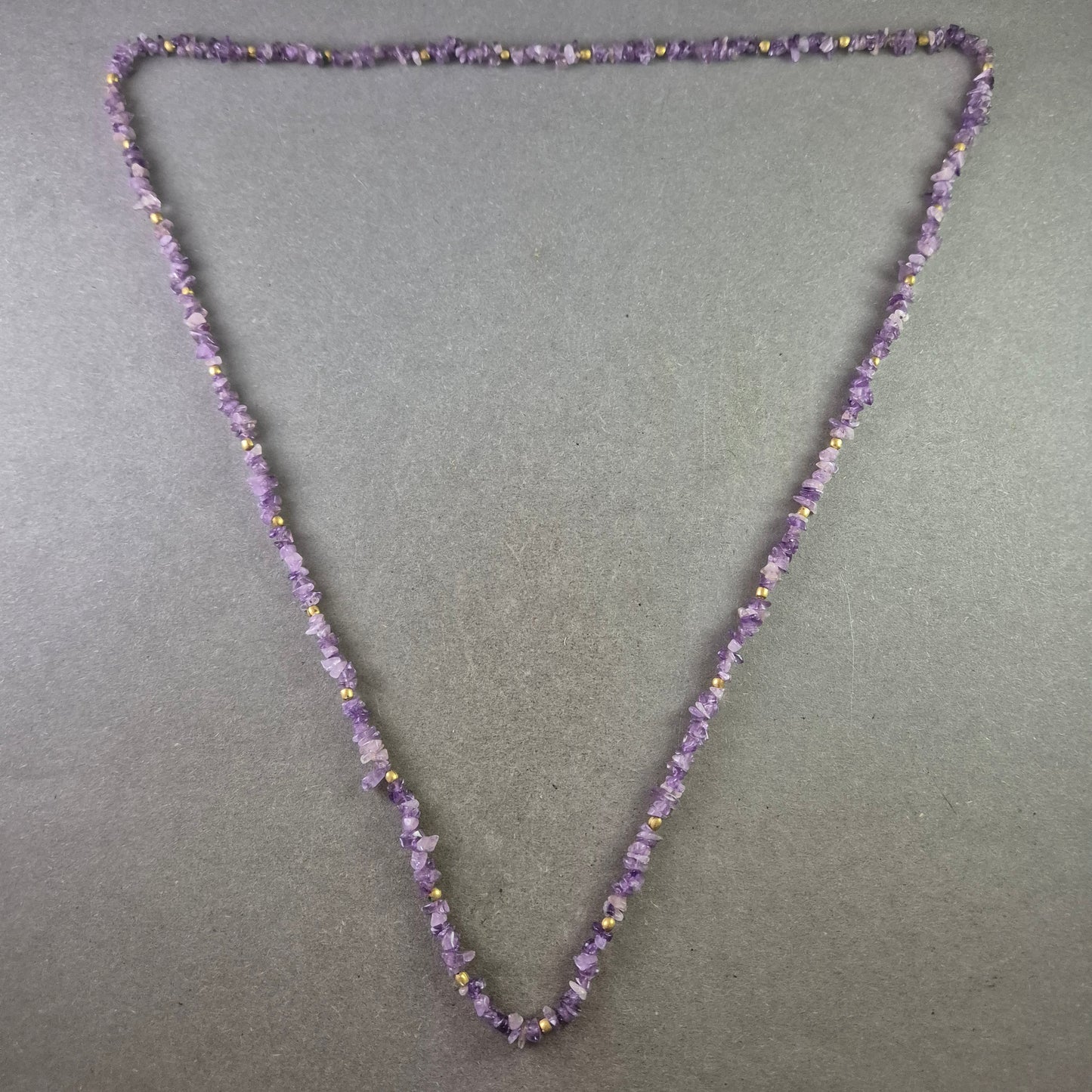 Lange Amethyst Halskette mit Naturstein-Chips und goldfarbenen Perlen