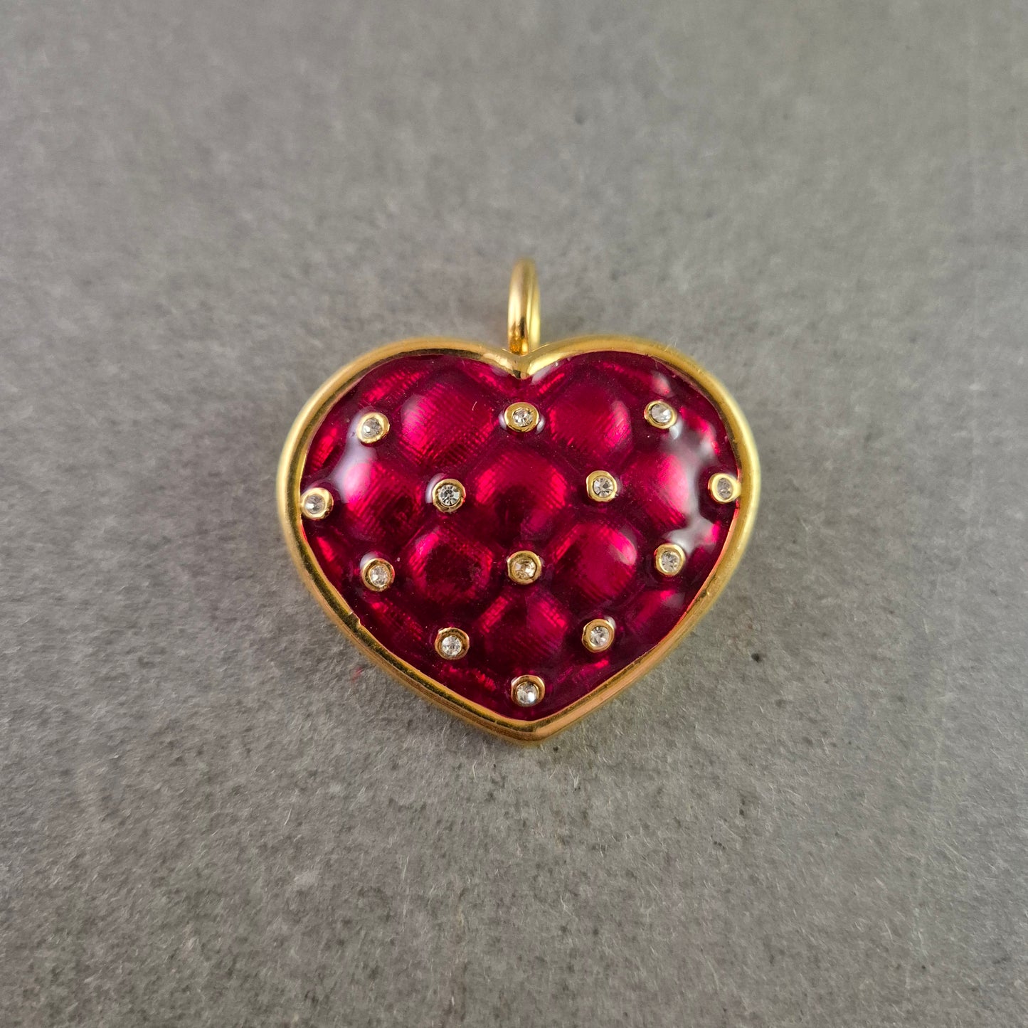 Herzförmige Brosche in Rot mit Strass und Goldfassung