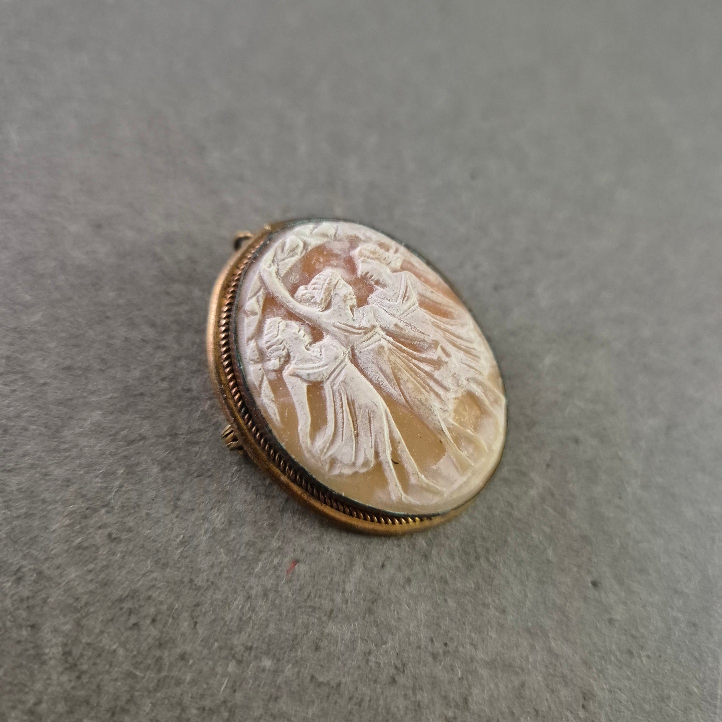 Antike Kamee Brosche mit klassischem Motiv in Goldfassung