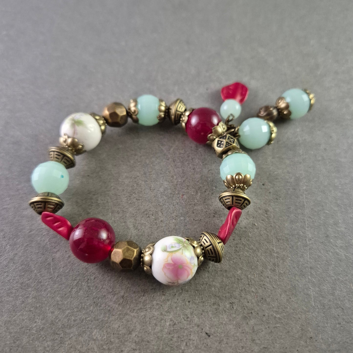 Farbenfrohes Perlenarmband mit Porzellan- und Glasperlen