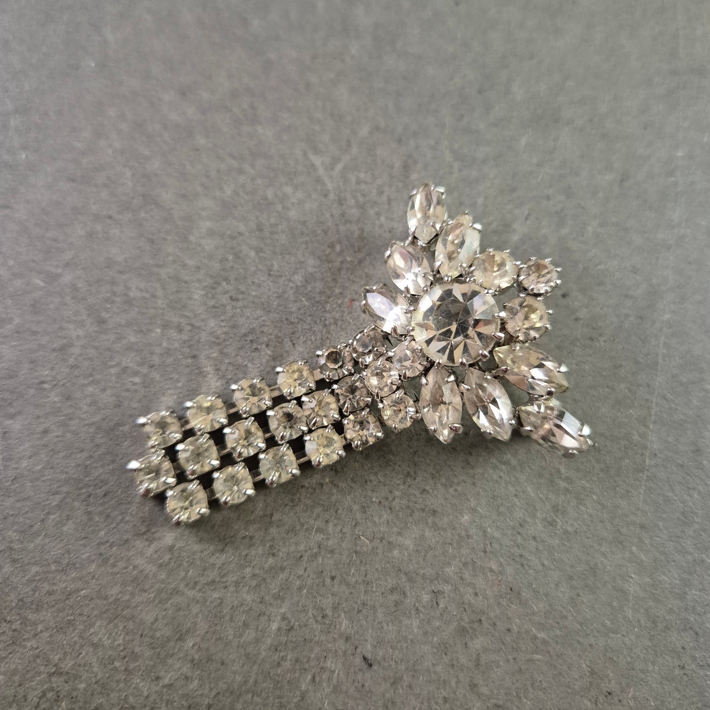 Strass Brosche in Silberoptik – Blütenform mit Anhänger