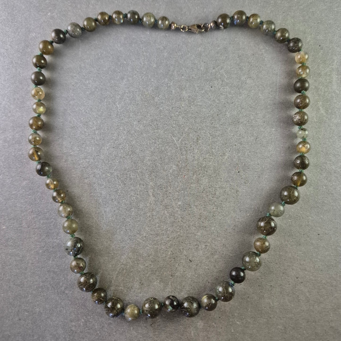 Dunkelgrüne Edelstein Kette mit runden Perlen