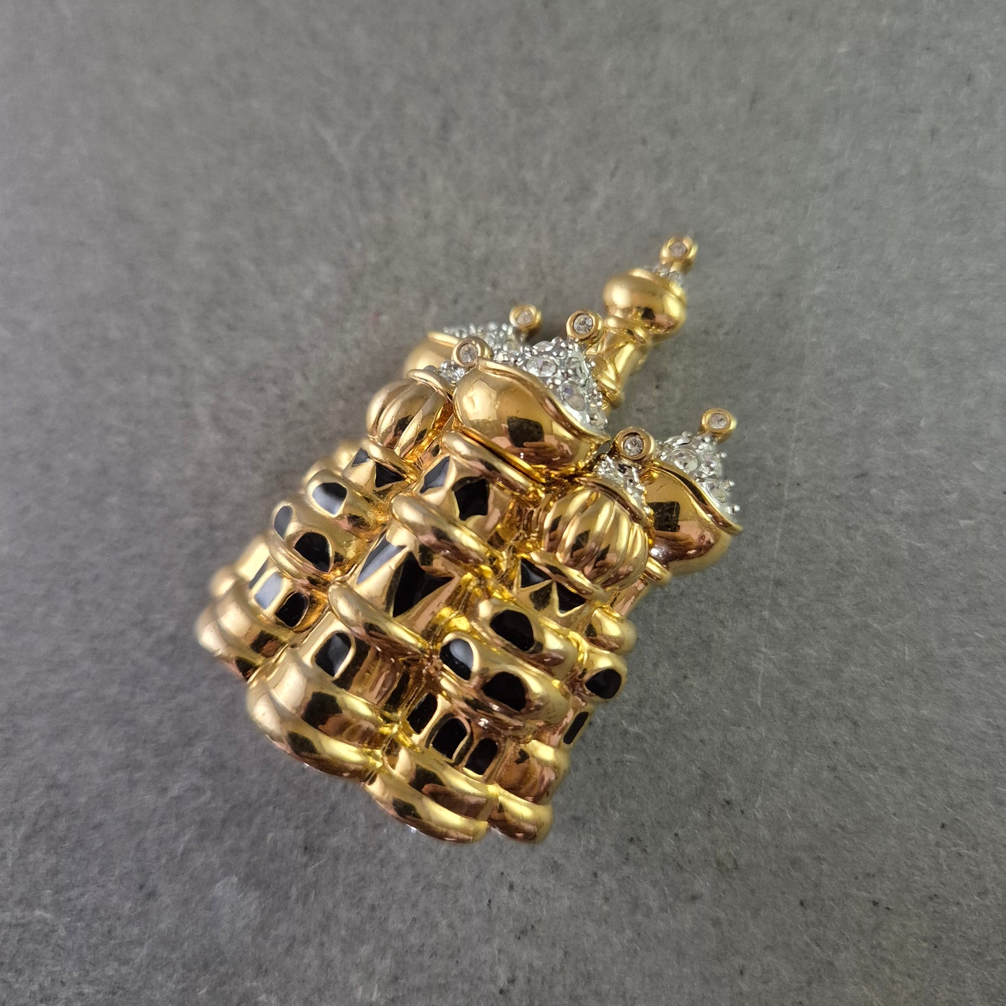 Goldfarbene Kirchen Brosche mit Strass und Emaille