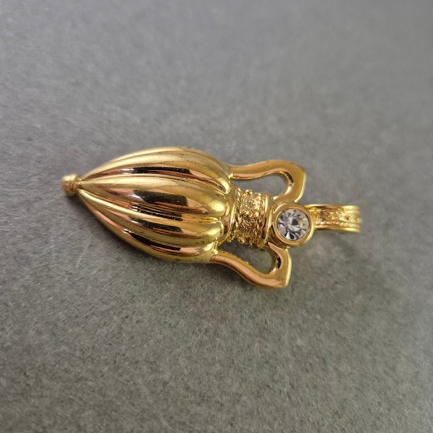 Goldfarbener Amphoren-Anhänger mit Strassstein