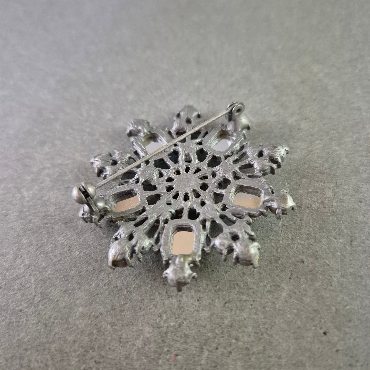 Elegante Brosche mit blauen Strasssteinen – Schneeflocken Design