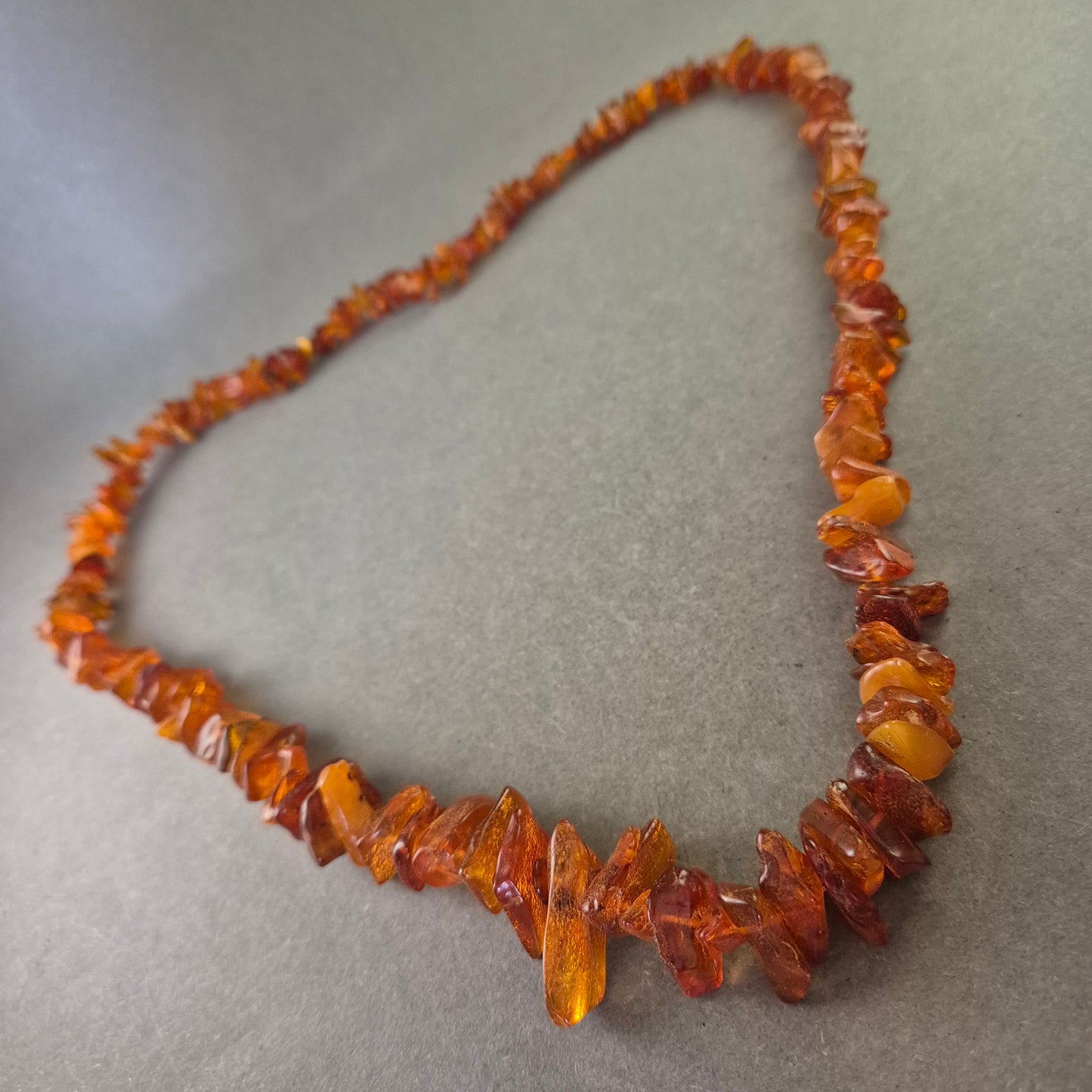 Bernstein Kette – Naturbelassene Splitter in warmem Honigton