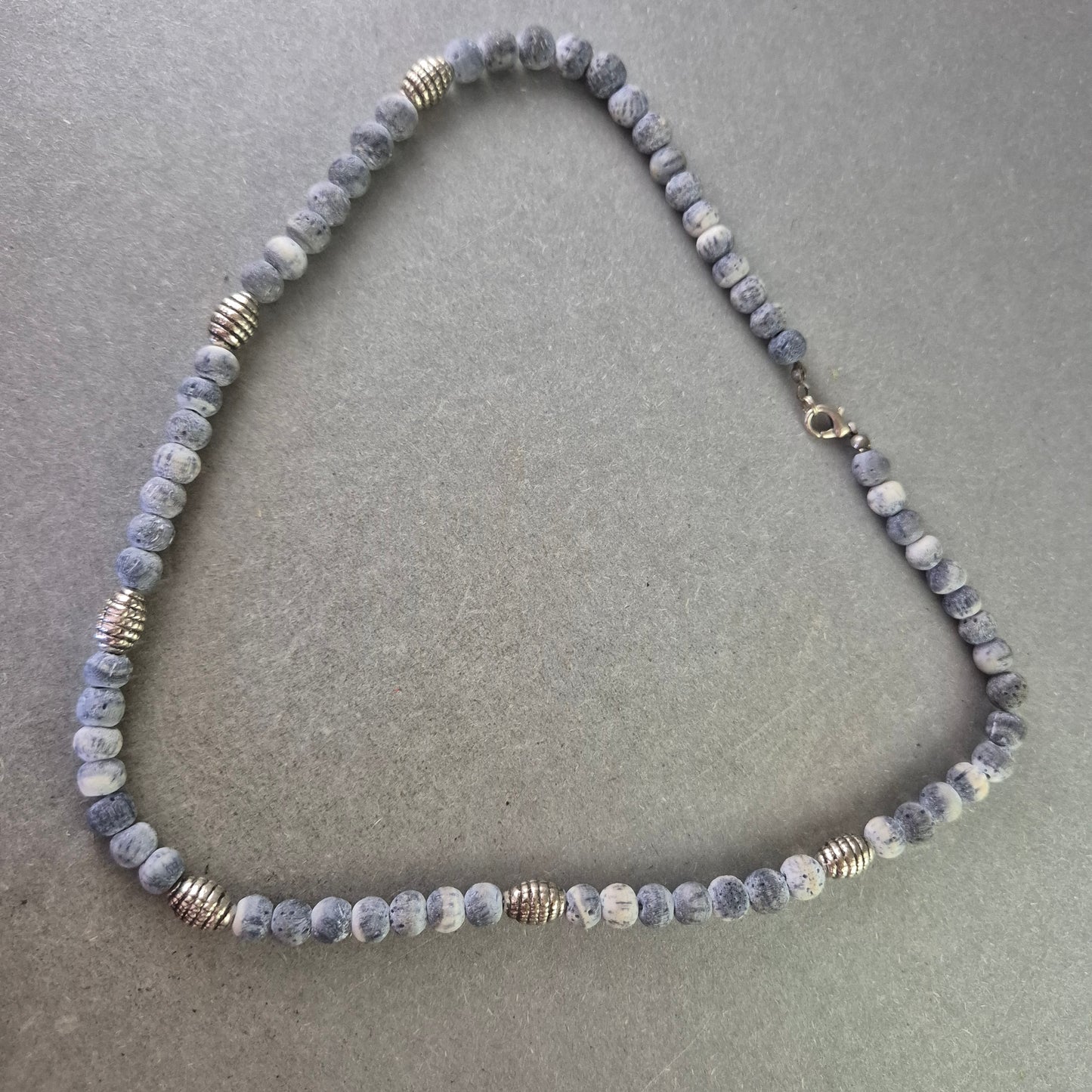 Stein Kette in Grau-Weiß – Mit silberfarbenen Zierelementen