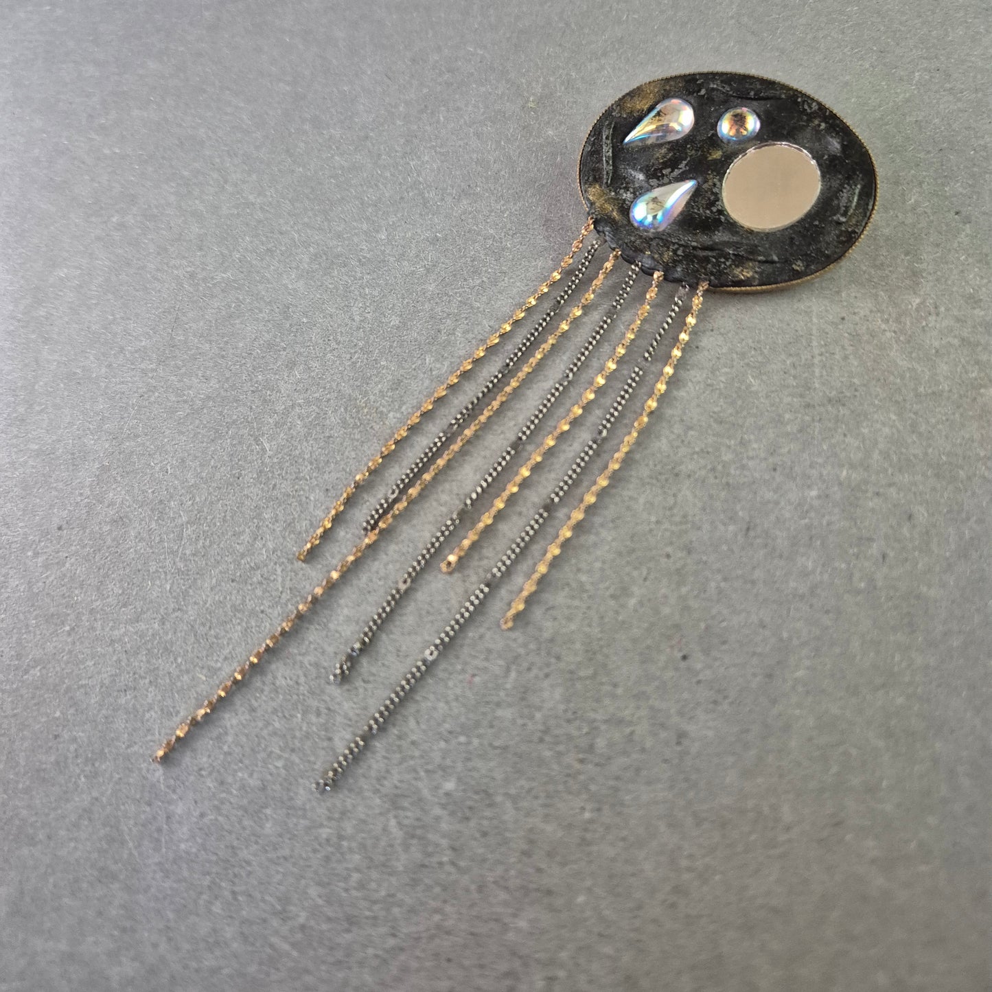 Vintage Brosche mit Strass und Ketten – Extravagantes Design