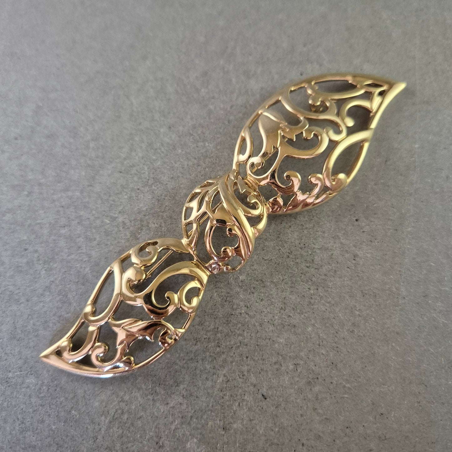 Filigrane Brosche in Goldoptik – Ornamentales Design